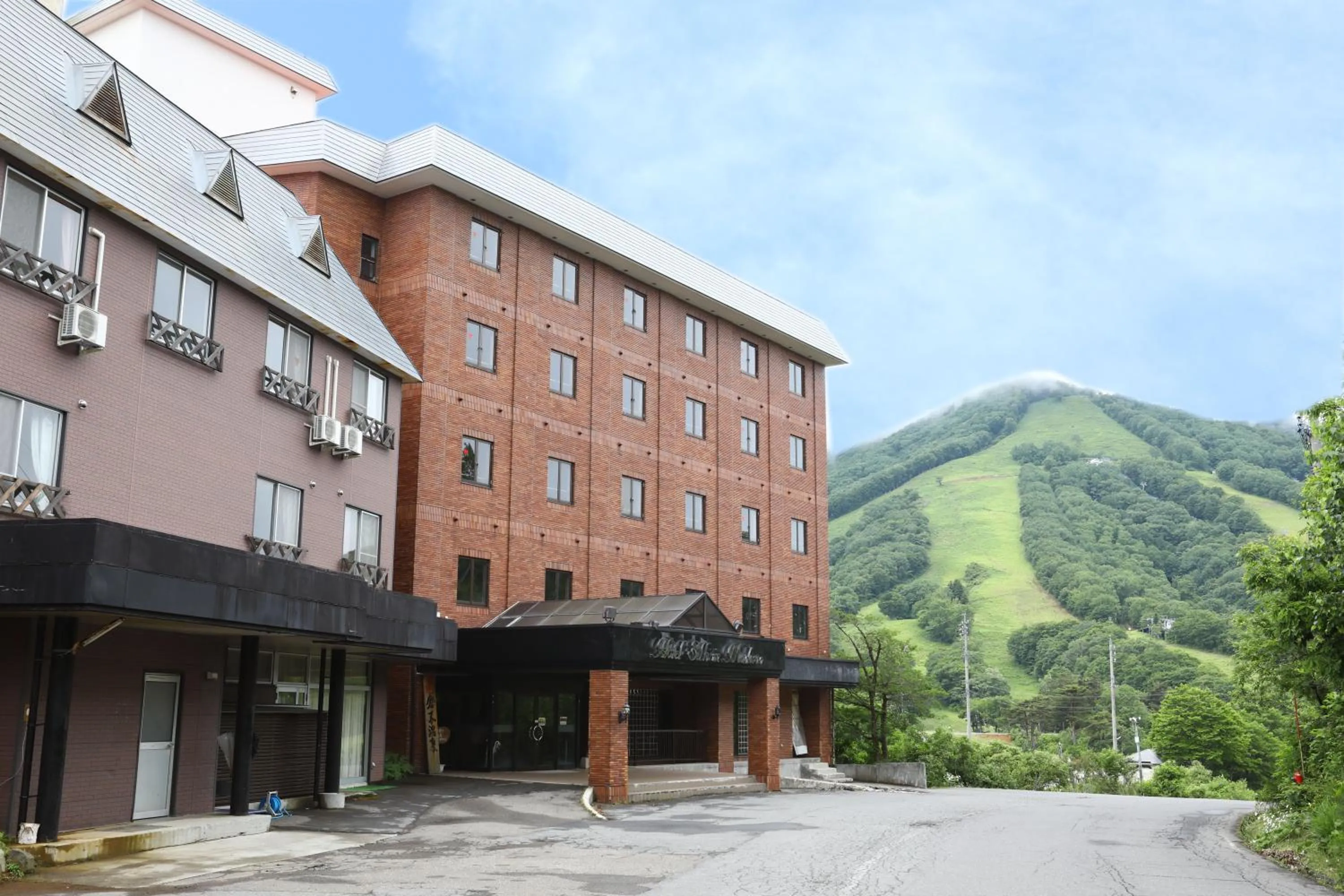 Facade/entrance in Hotel Silk Inn Madarao
