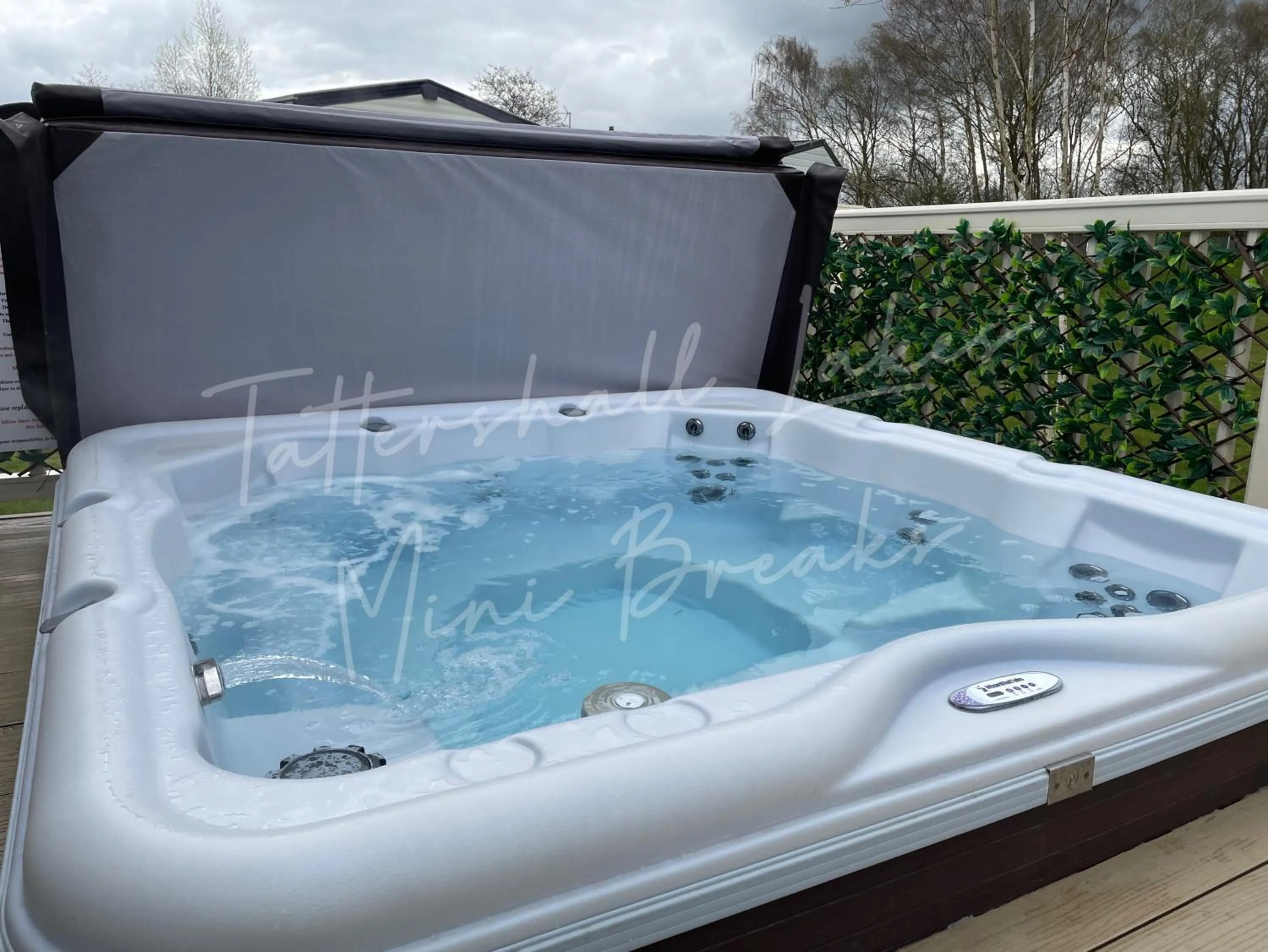 Hot Tub in Tattershall Lakes Mini Breaks - Osprey Rise