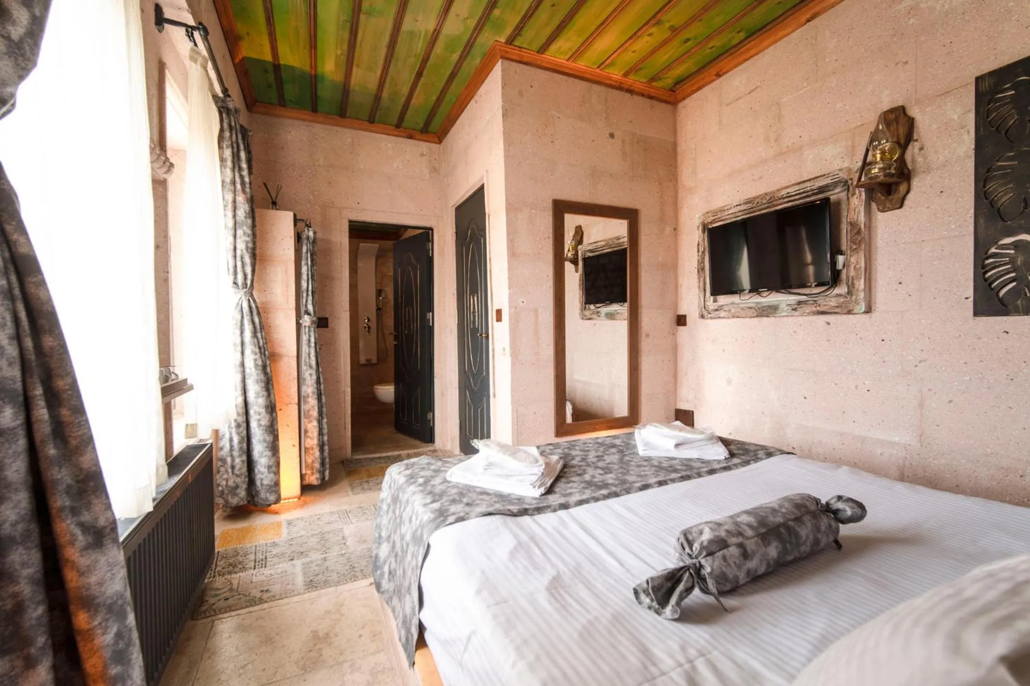 Bed in Deluna Cappadocia