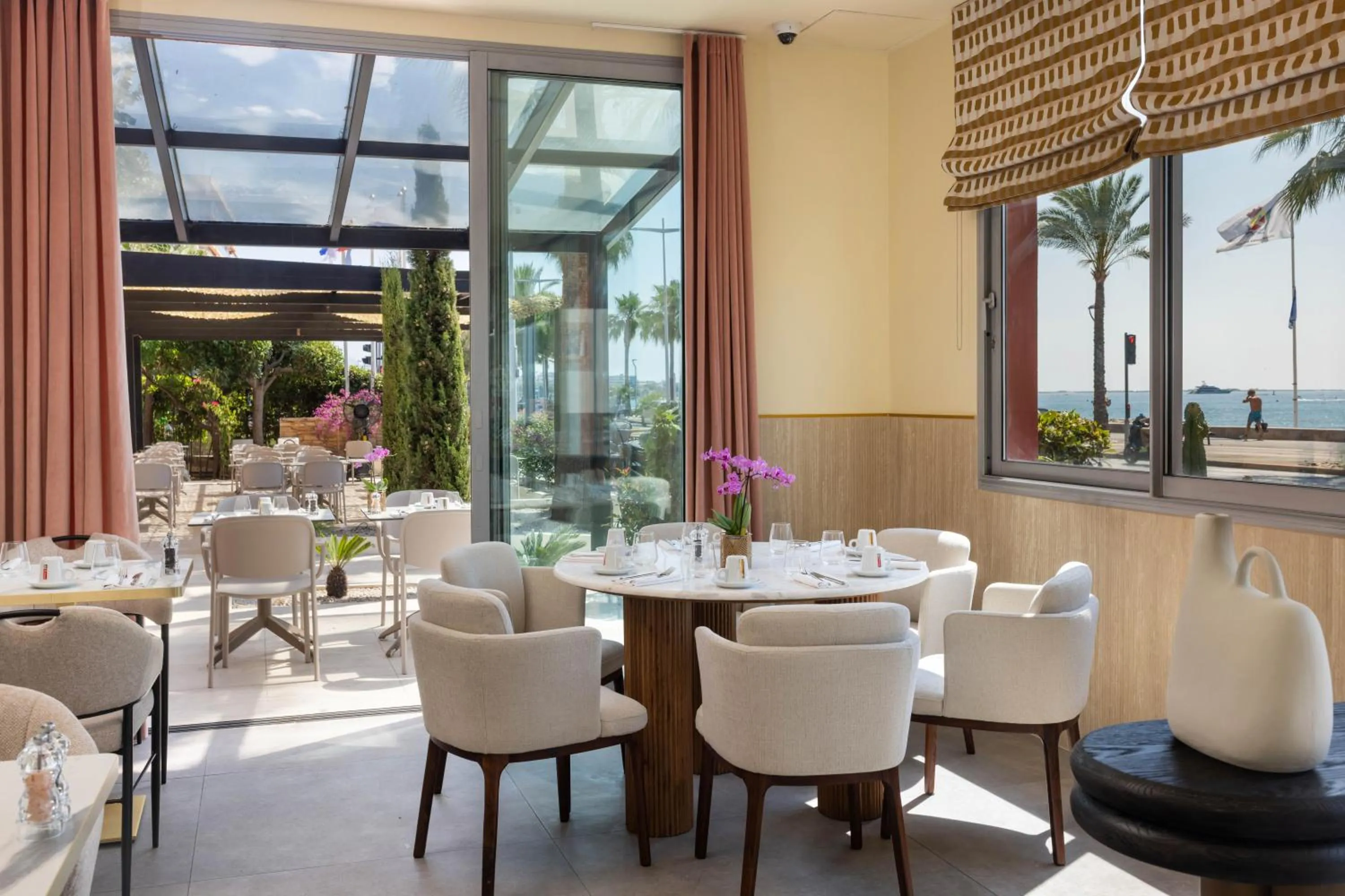 Restaurant/places to eat in Hotel Royalmar - Nouveau propriétaire