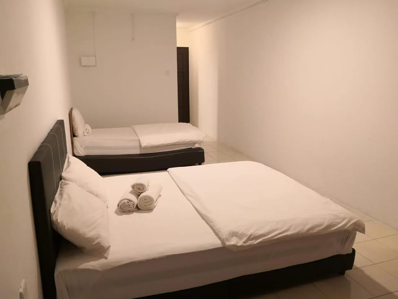 Photo of the whole room, Bed in G Star Motel