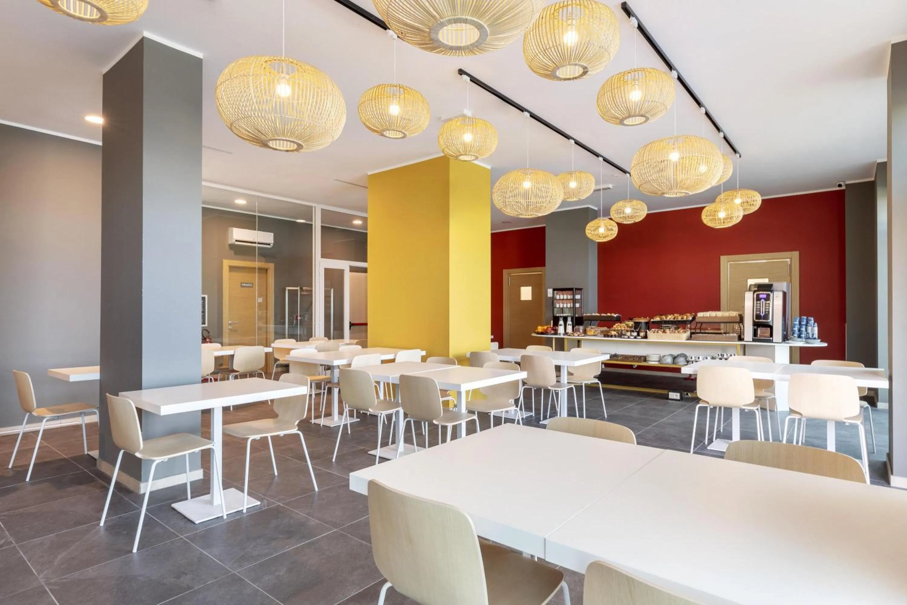 Restaurant/places to eat in B&B Hotel Roma Fiumicino Aeroporto Fiera 2