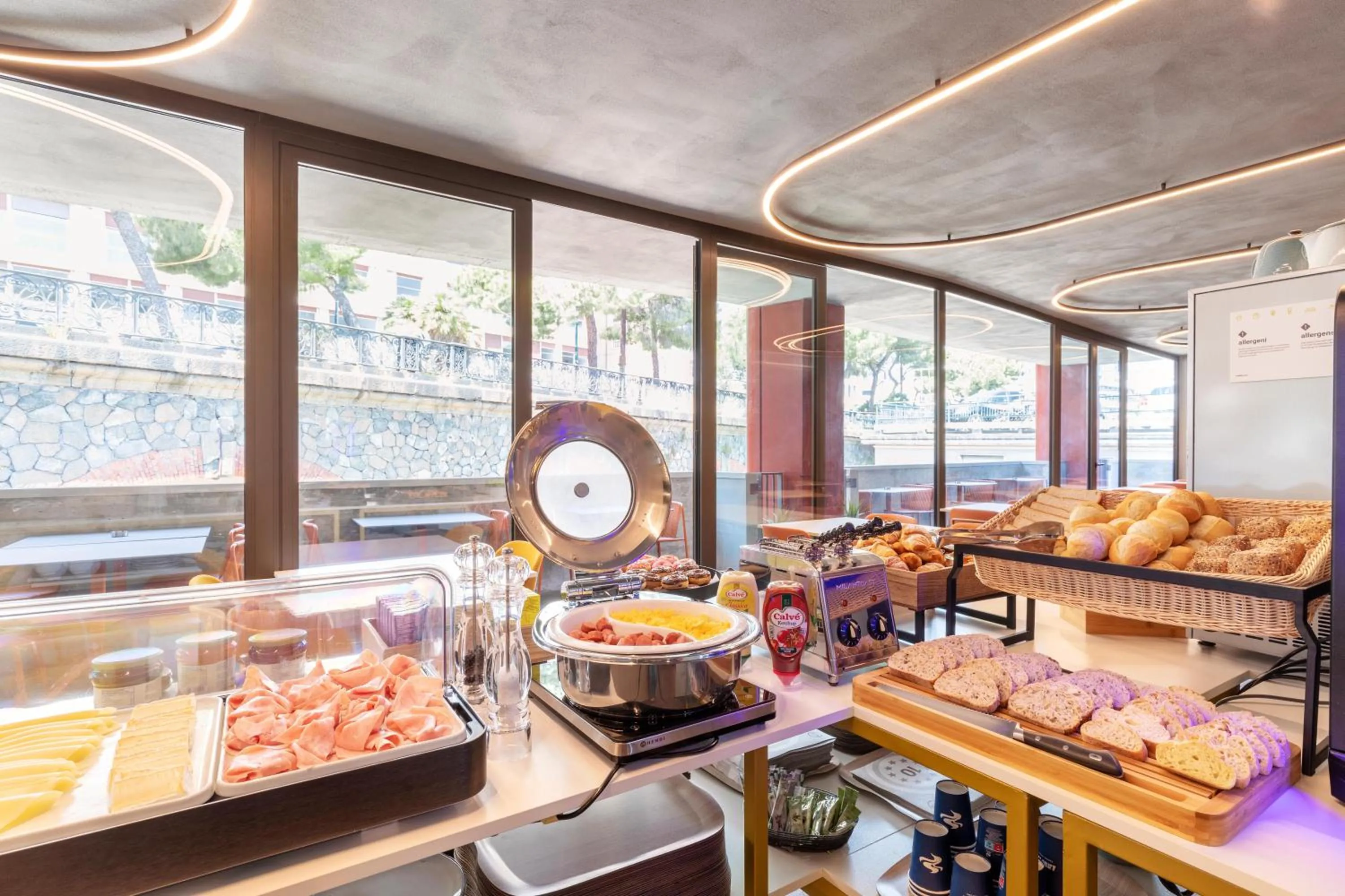 Restaurant/places to eat in B&B Hotel Genova City Center