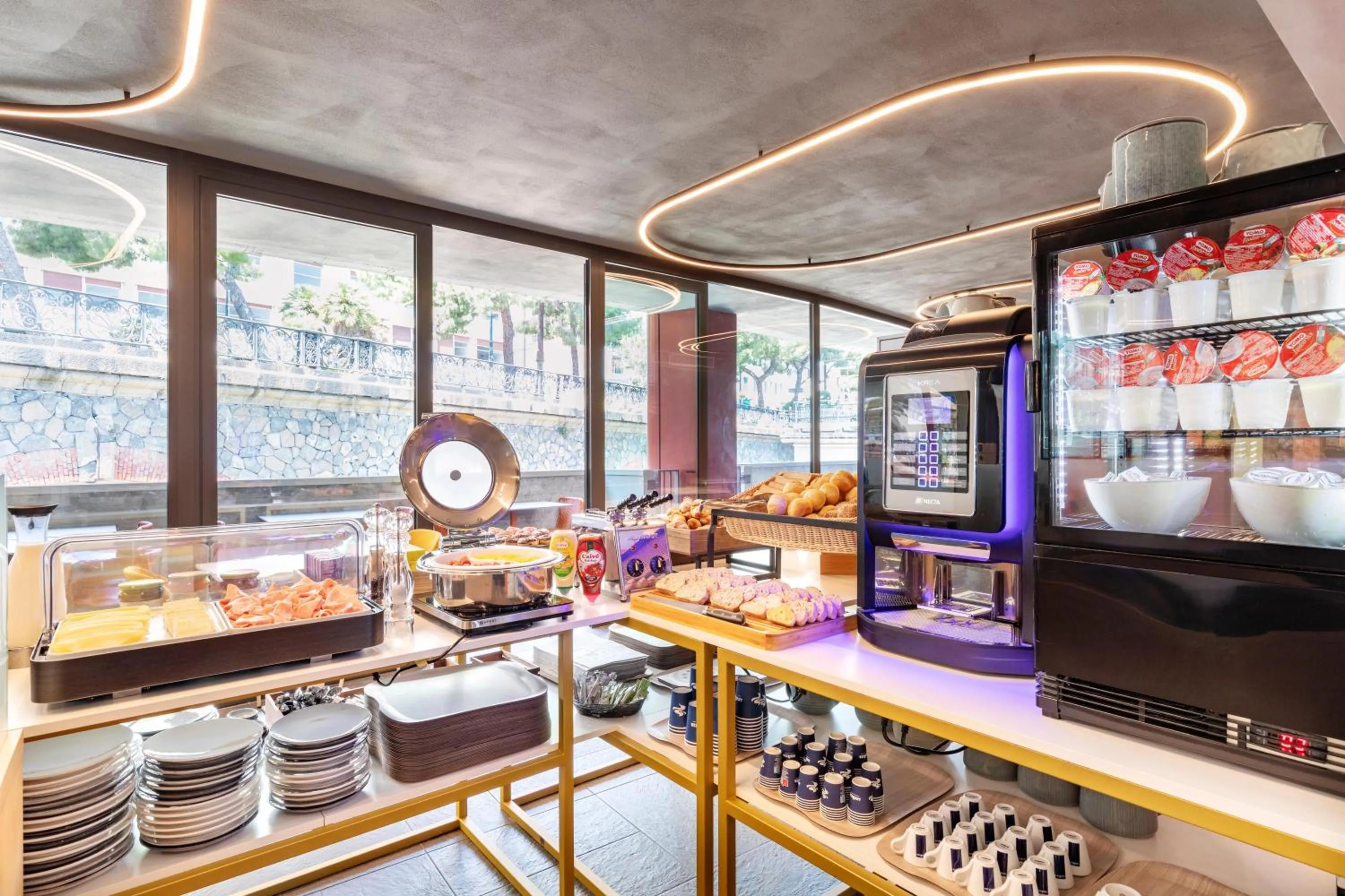 Restaurant/places to eat in B&B Hotel Genova City Center