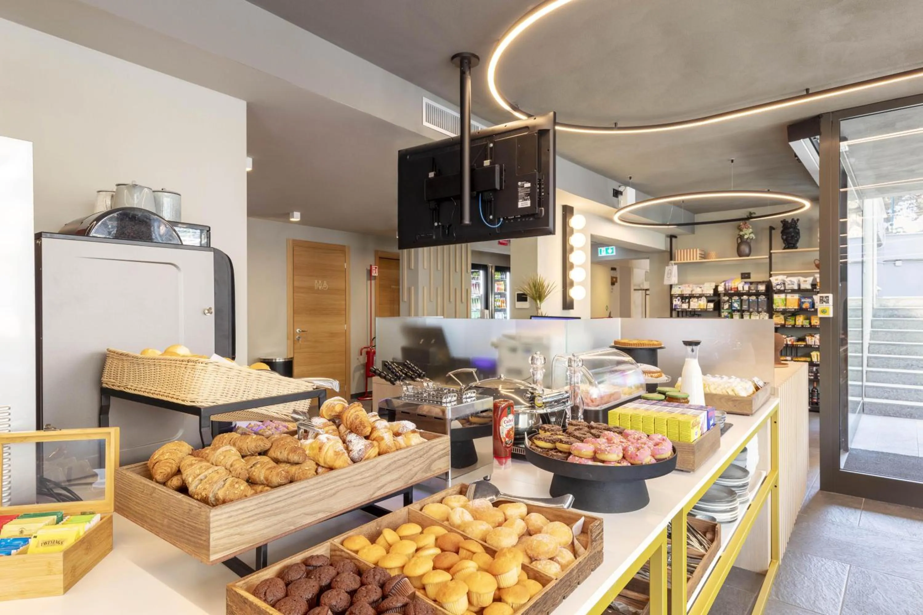 Restaurant/places to eat in B&B Hotel Genova City Center