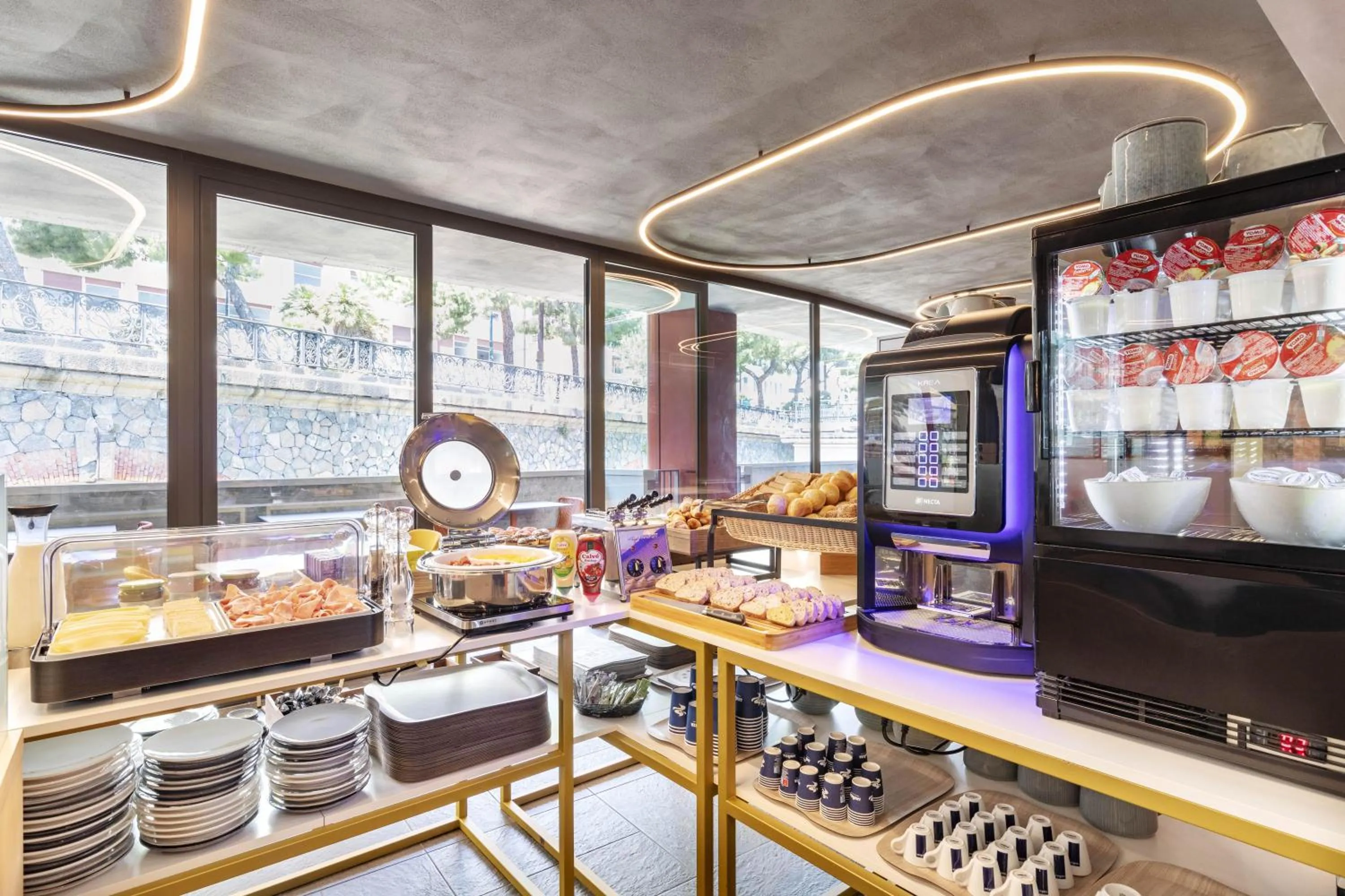 Restaurant/places to eat in B&B Hotel Genova City Center