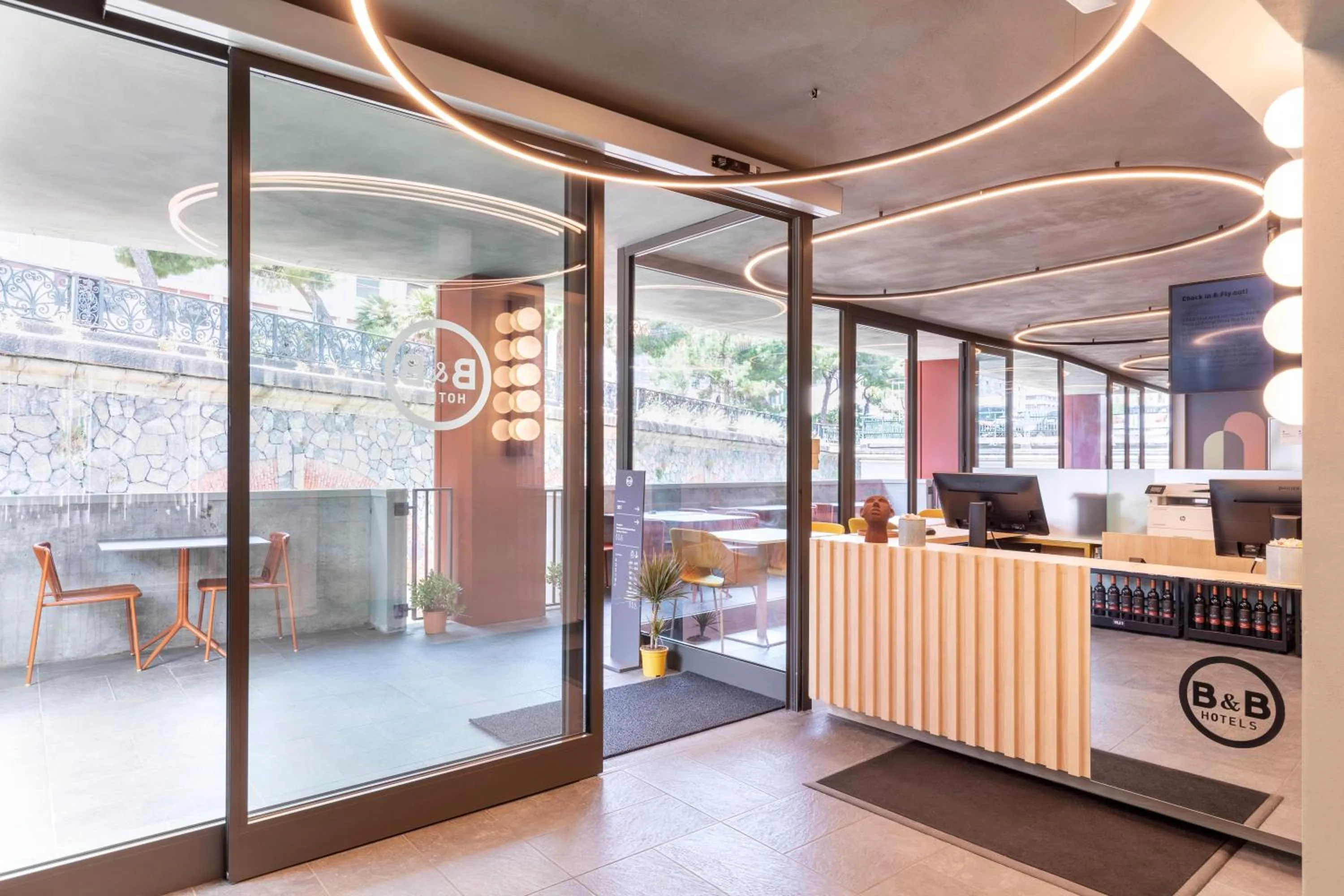 Lobby or reception in B&B Hotel Genova City Center