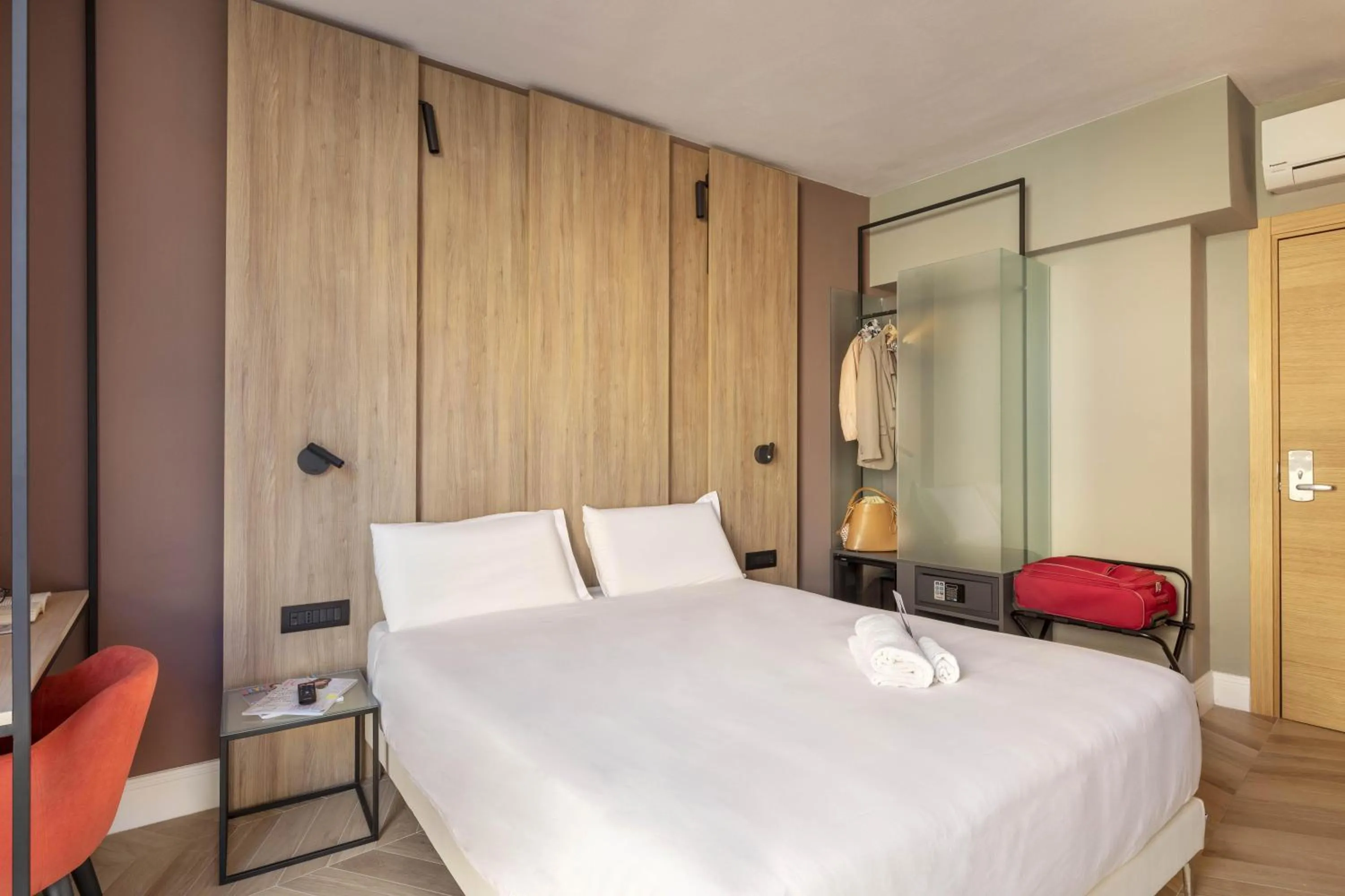 Photo of the whole room, Bed in B&B Hotel Genova City Center