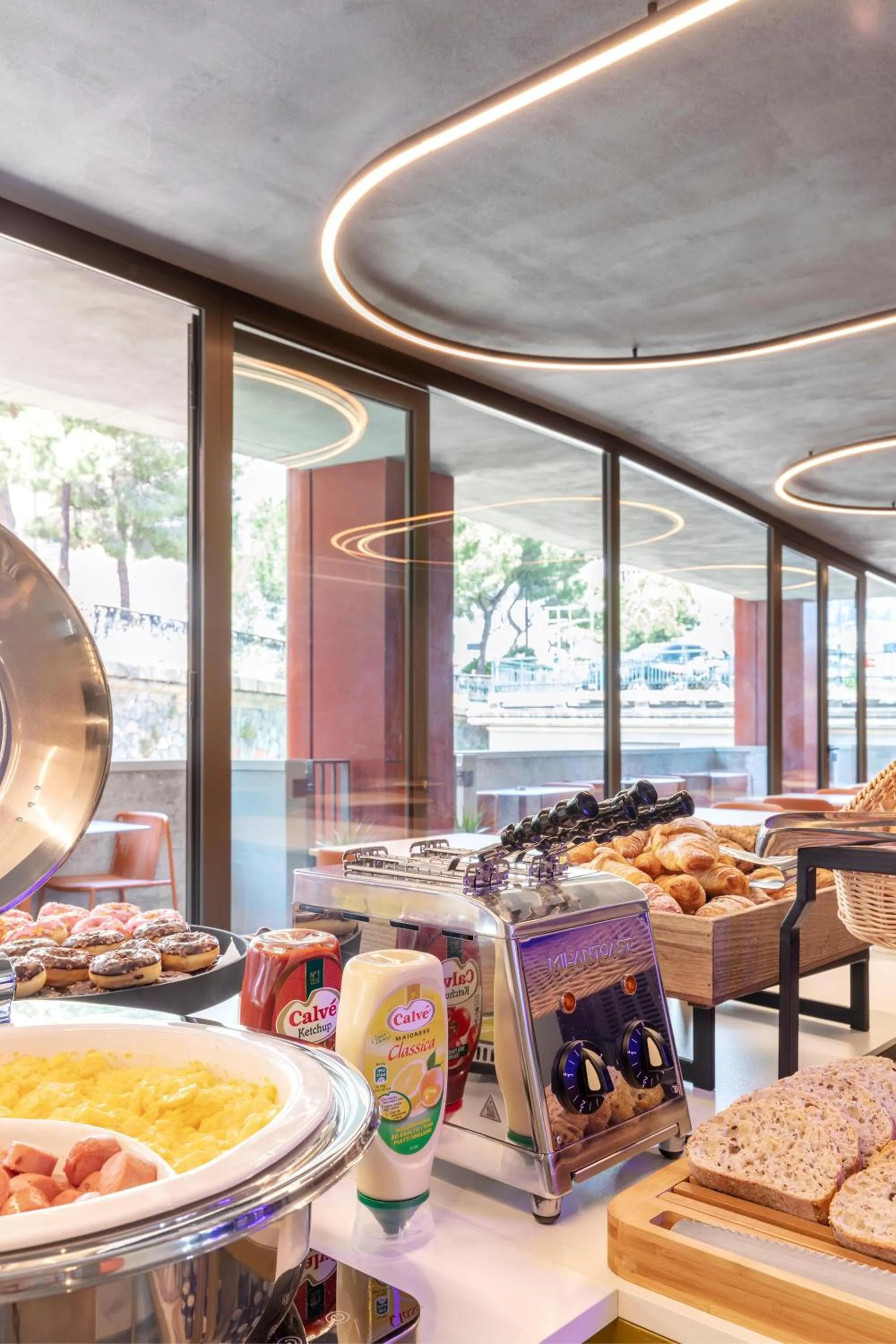 Restaurant/places to eat in B&B Hotel Genova City Center