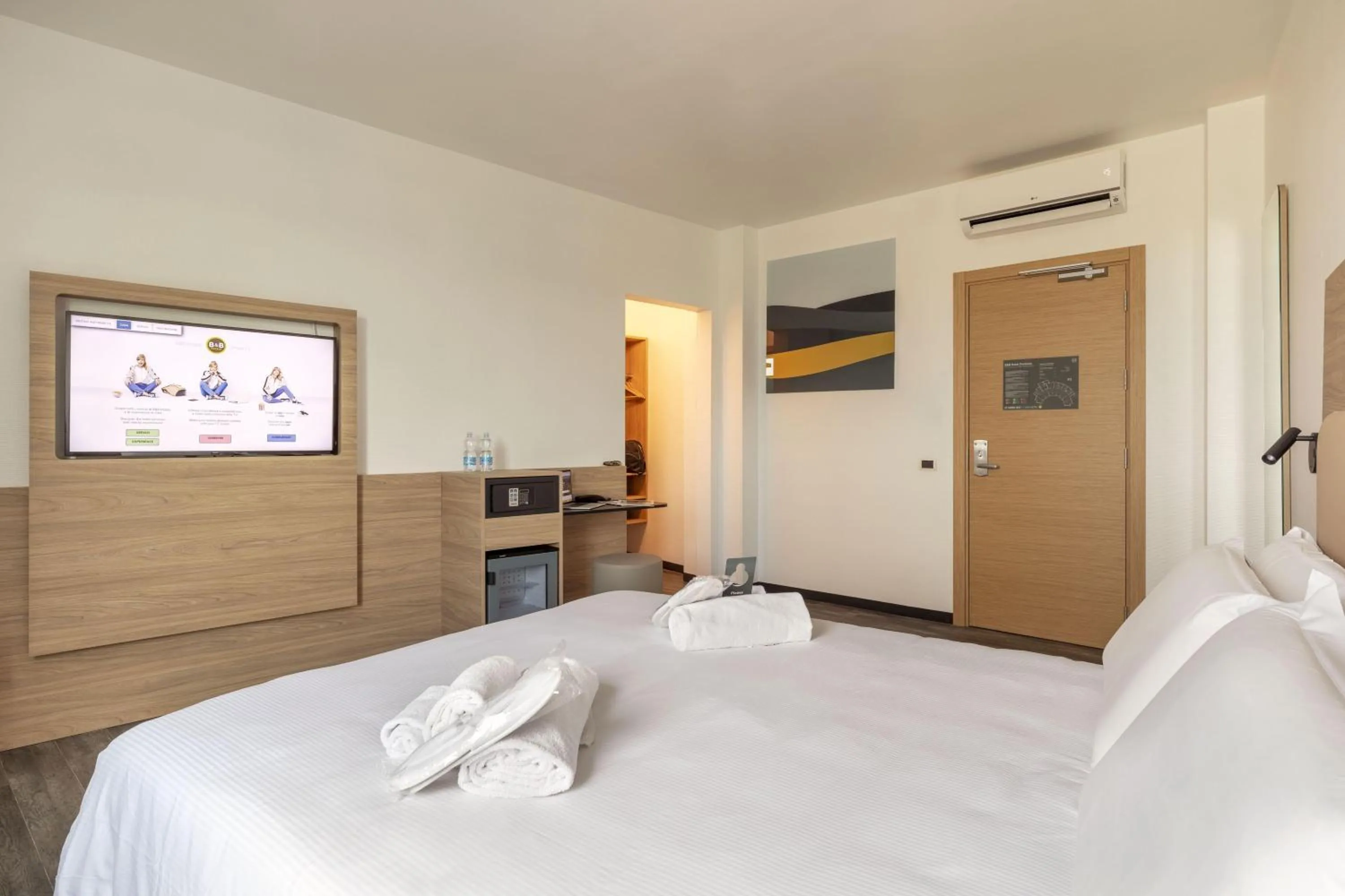 Photo of the whole room, Bed in B&B Hotel Pomezia Roma