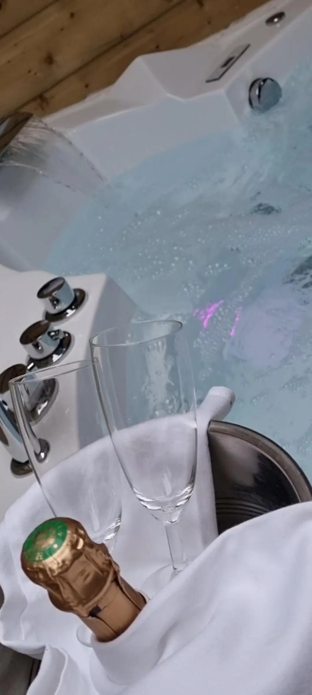 Hot Tub in Les Glycines de Monchy- Chambres d'hôtes