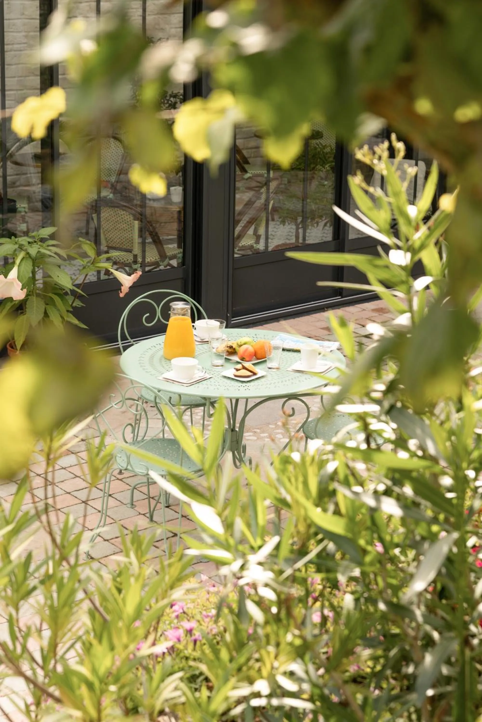Patio in Les Glycines de Monchy- Chambres d'hôtes