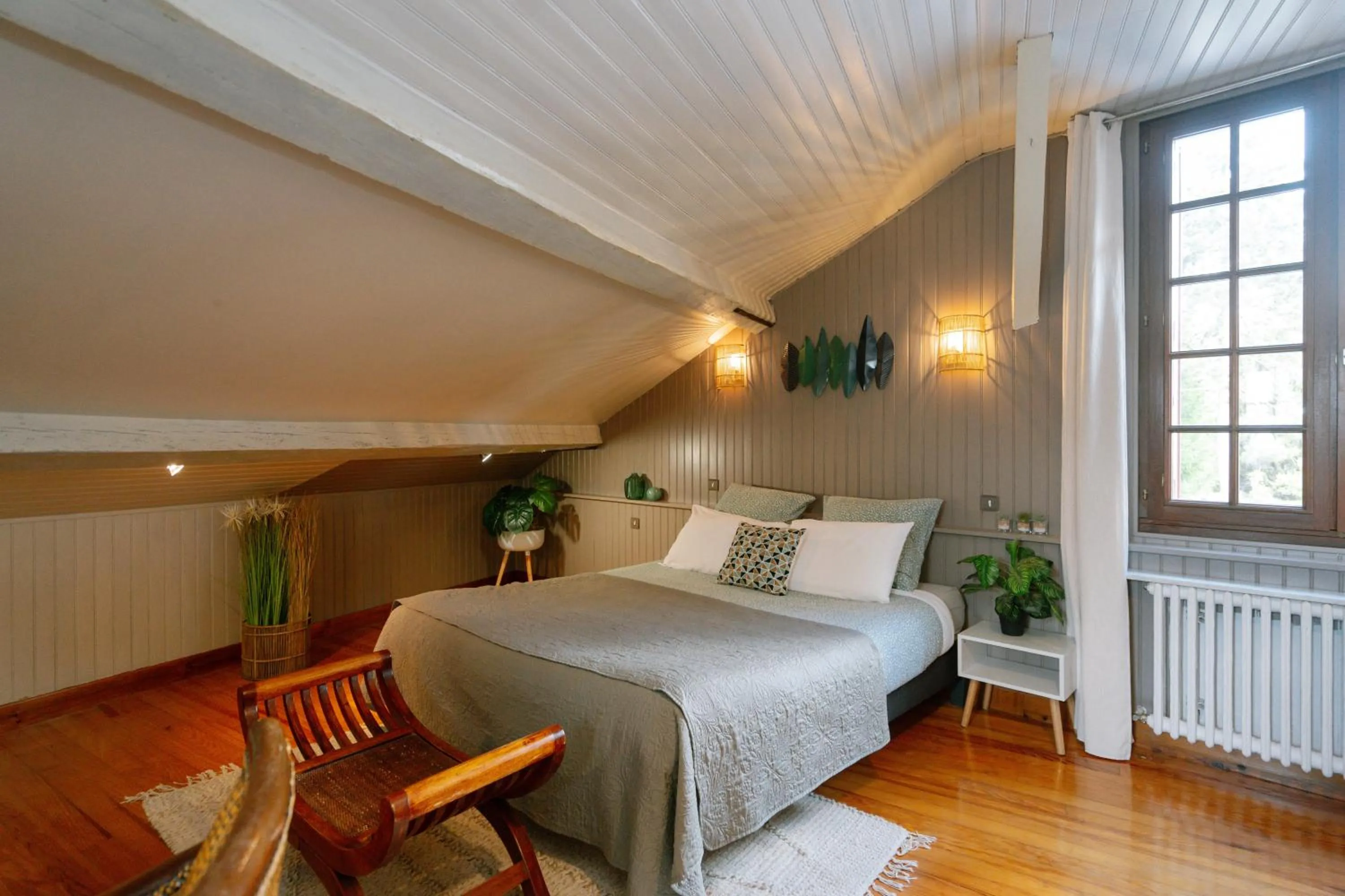 Shower, Bed in Les Glycines de Monchy- Chambres d'hôtes