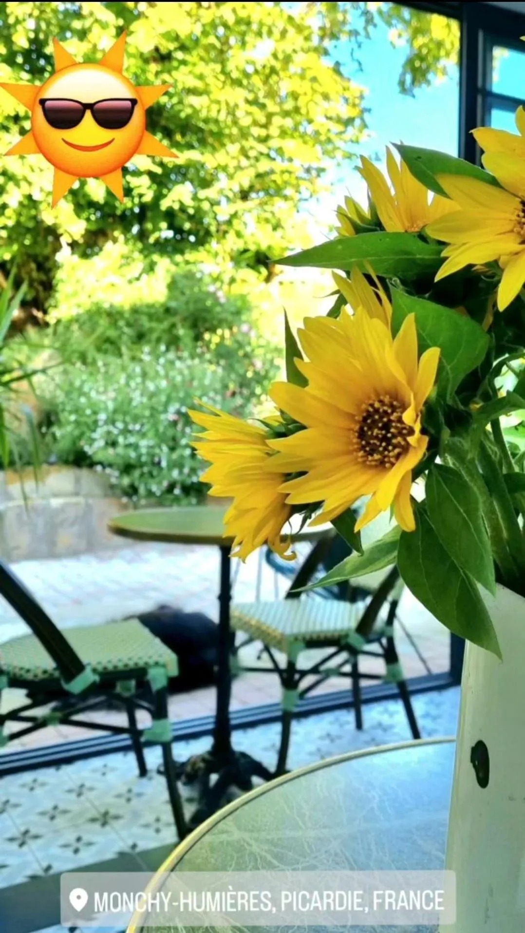 Patio in Les Glycines de Monchy- Chambres d'hôtes