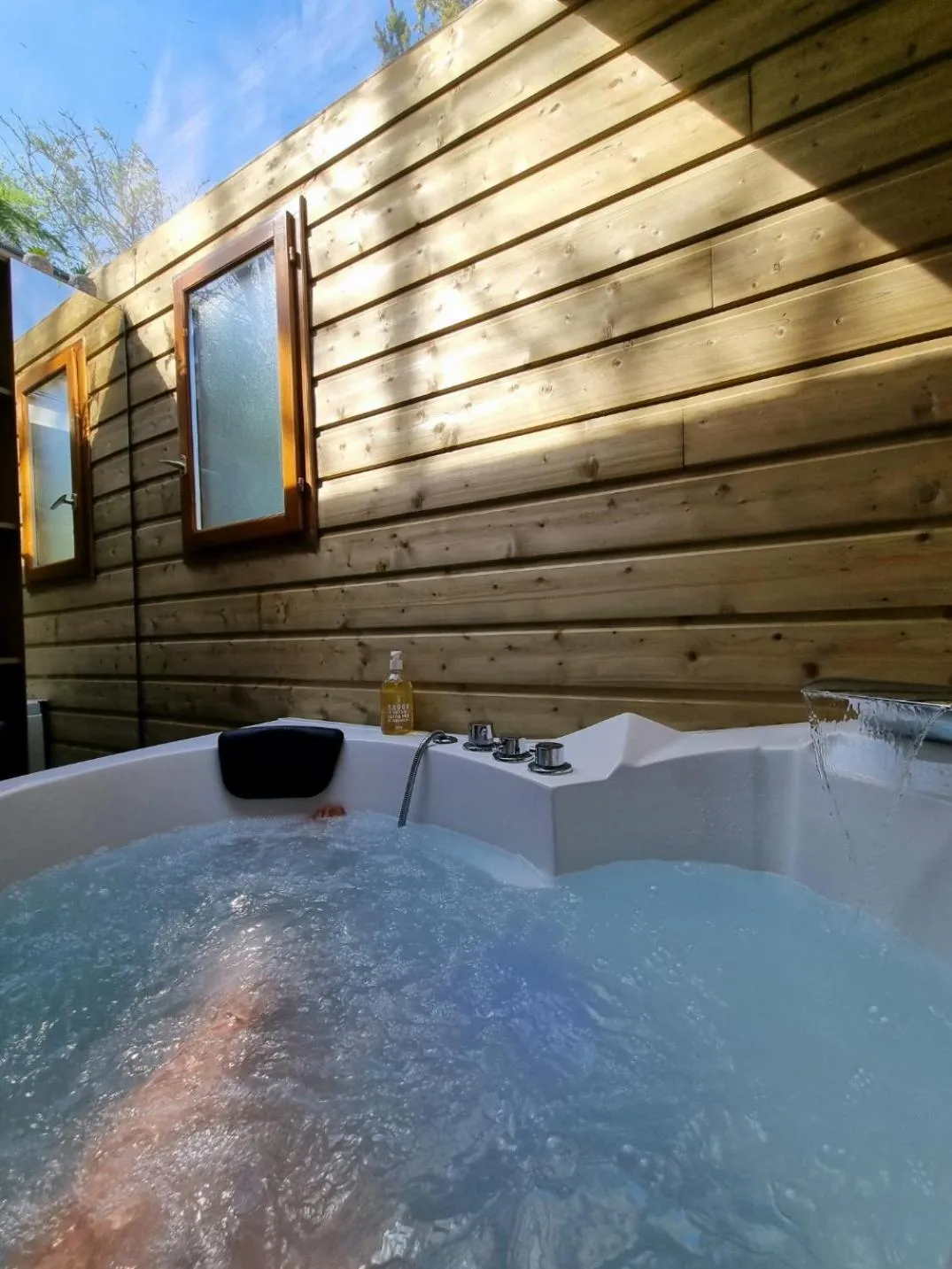 Hot Tub in Les Glycines de Monchy- Chambres d'hôtes