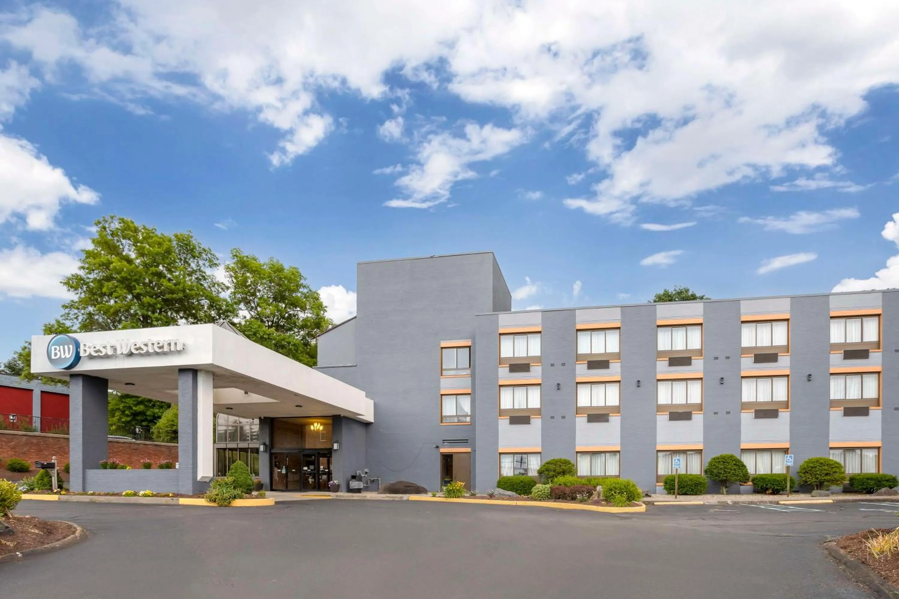 Property building in Best Western Danbury/Bethel