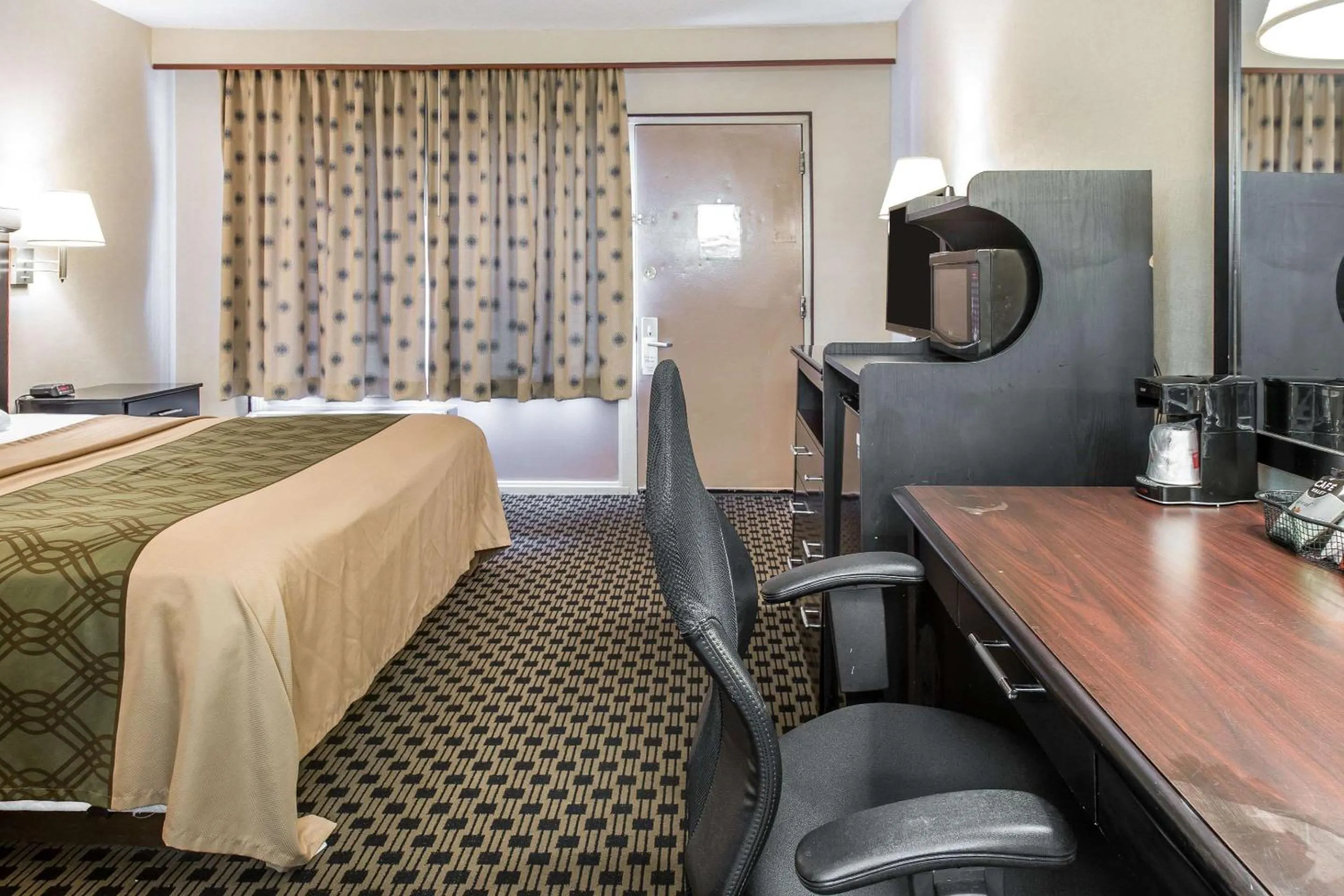 Photo of the whole room, Bed in Econo Lodge