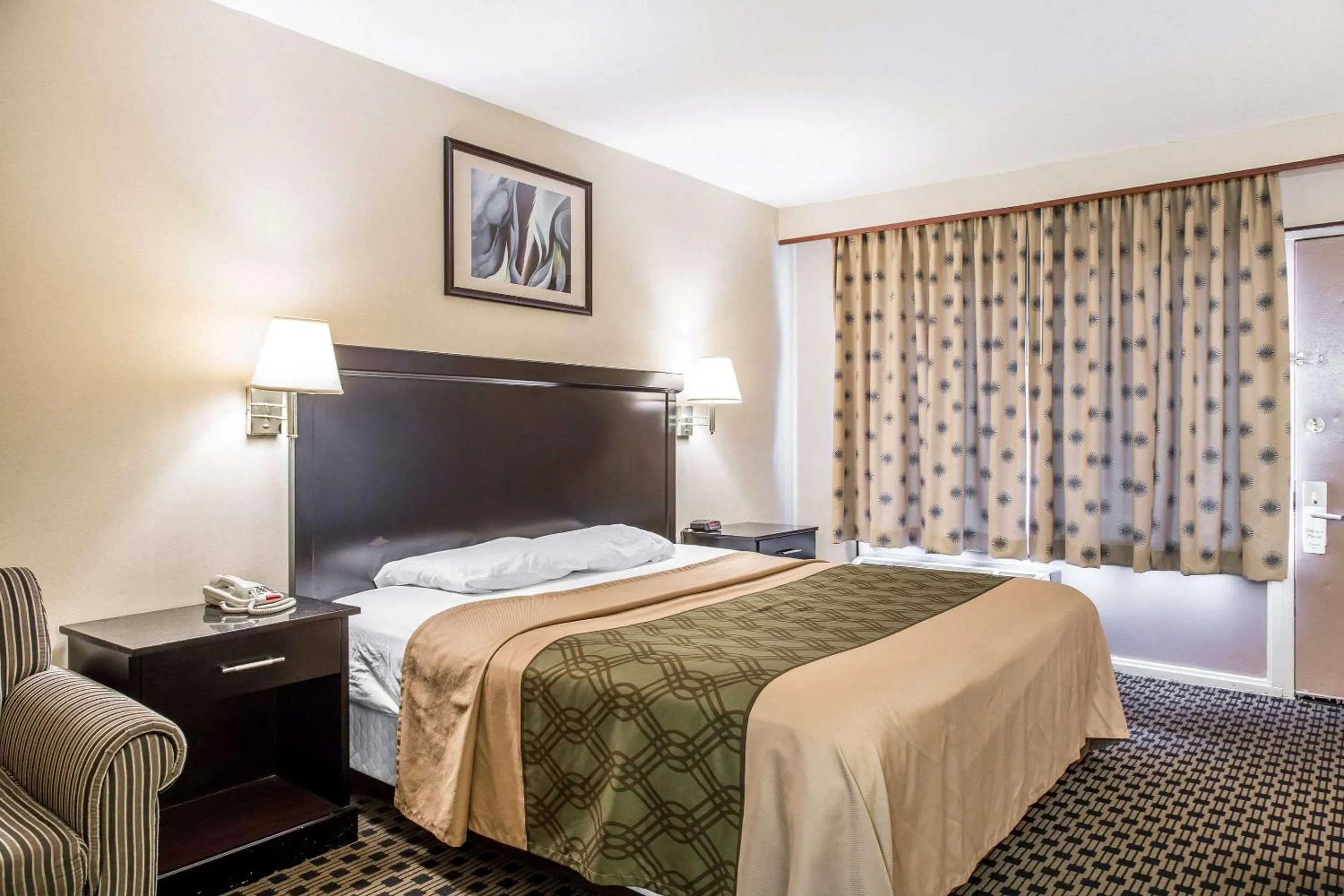 Photo of the whole room, Bed in Econo Lodge