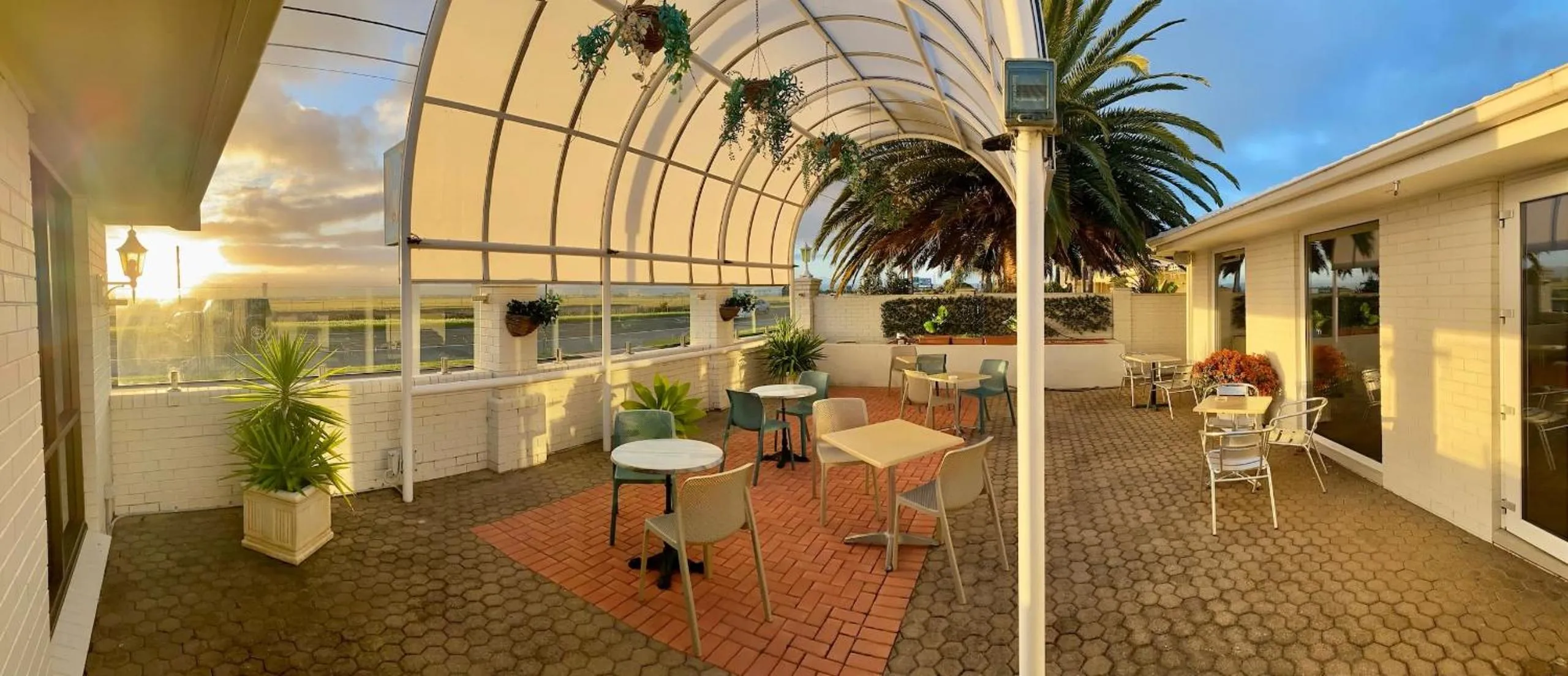 Restaurant/places to eat in Best Western Adelaide Airport