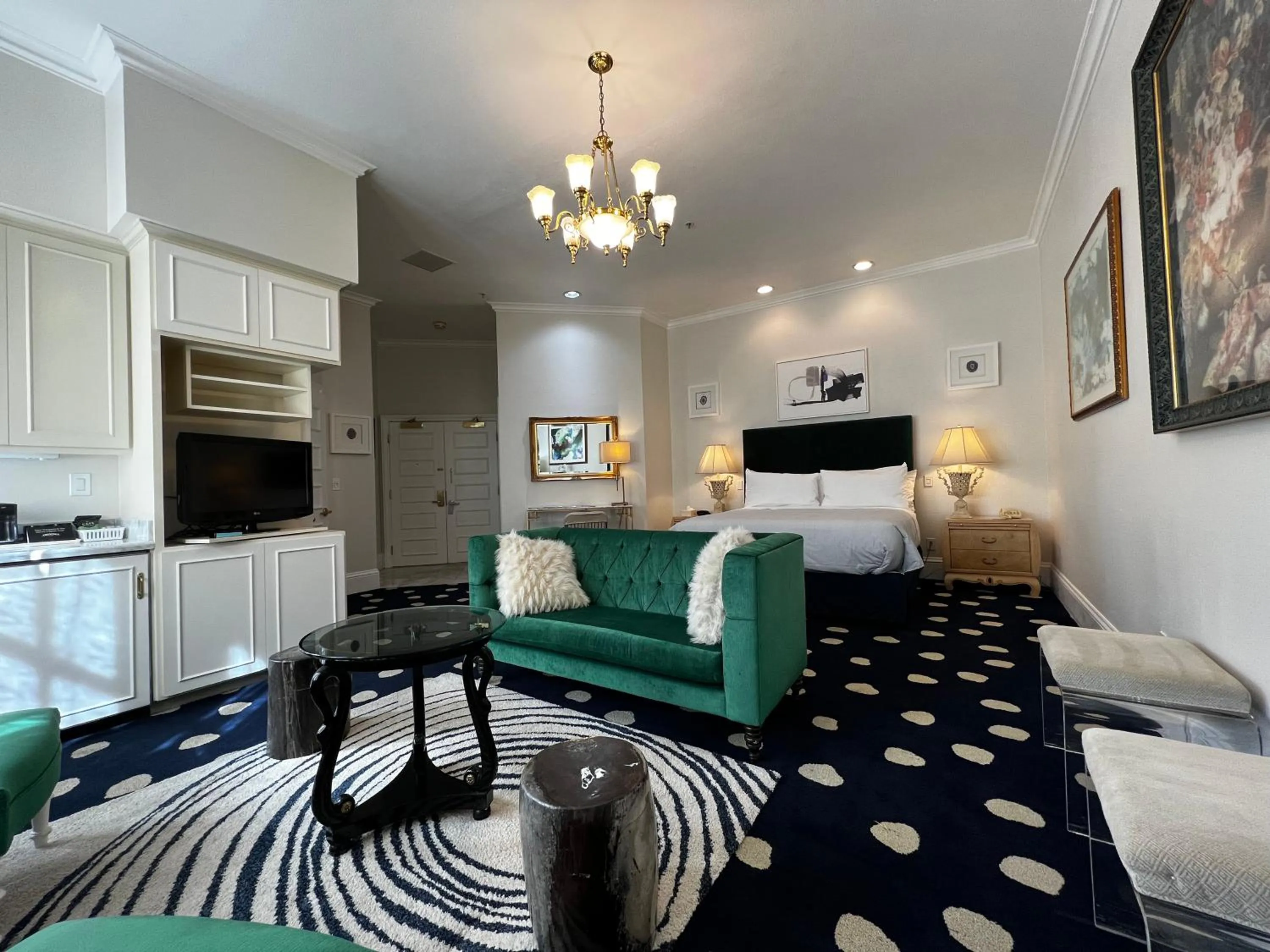 Living room in Sterling Hotel