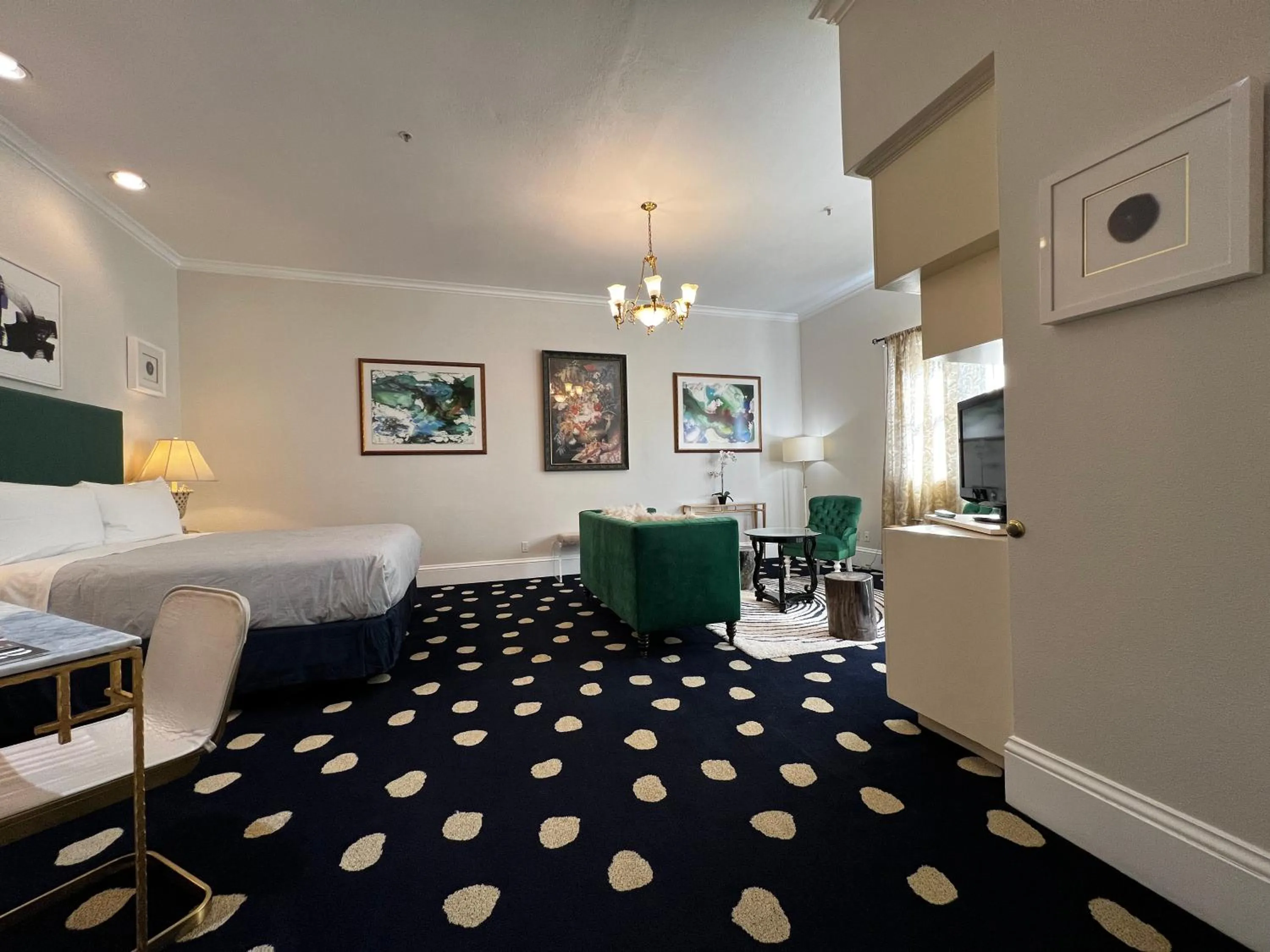 Living room, Bed in Sterling Hotel