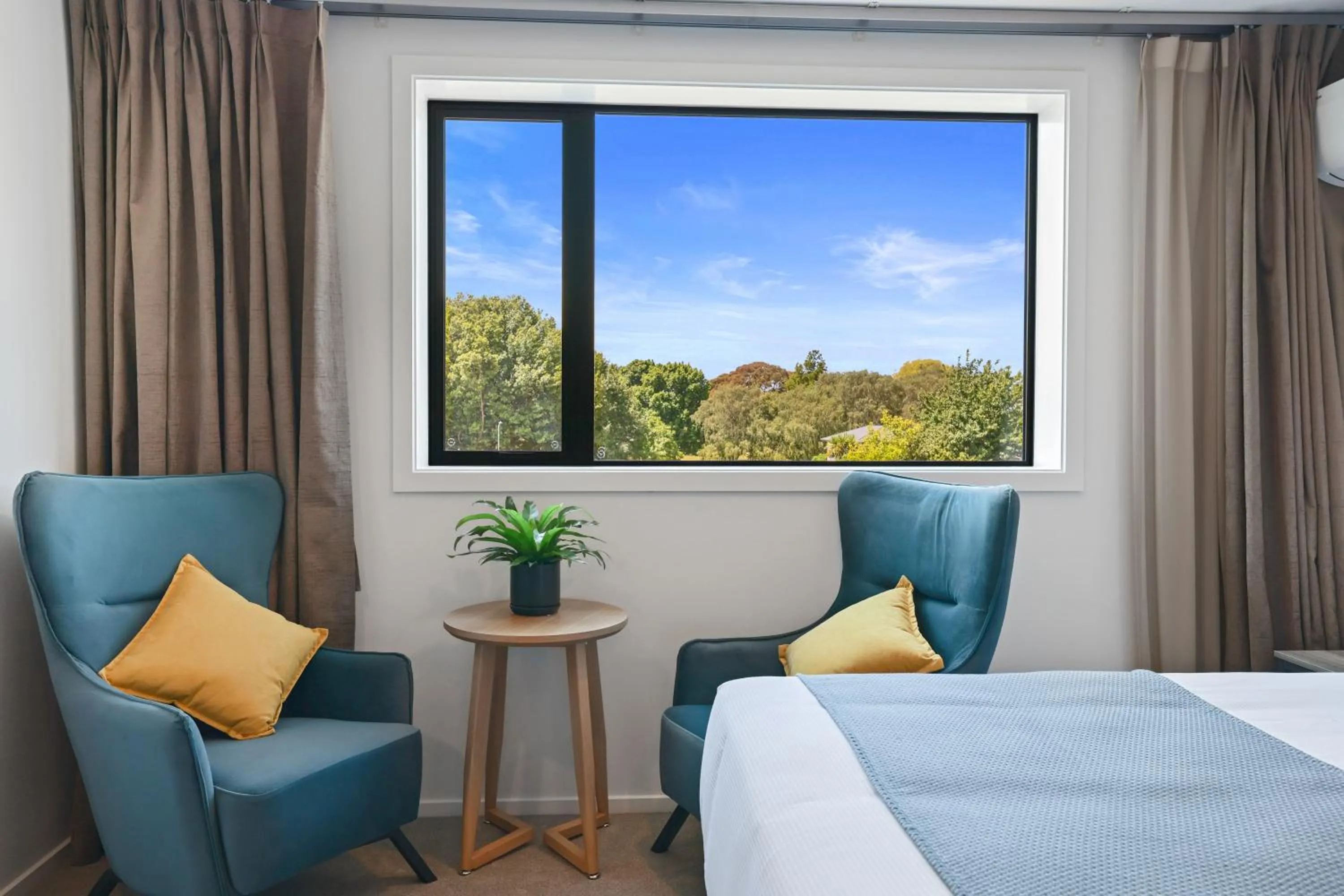 Seating area, Bed in Golden Hotel