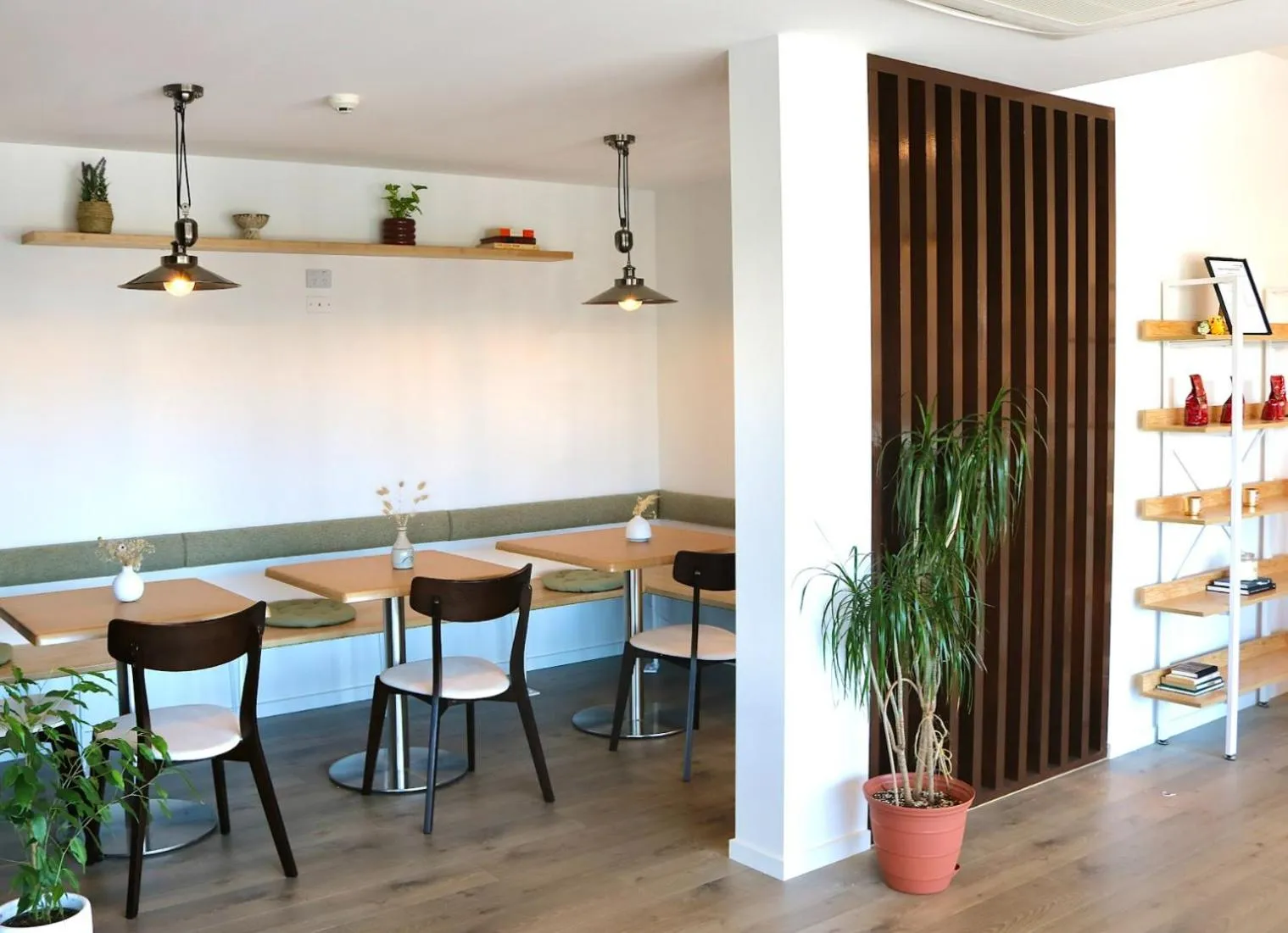 Restaurant/places to eat in Golden Hotel