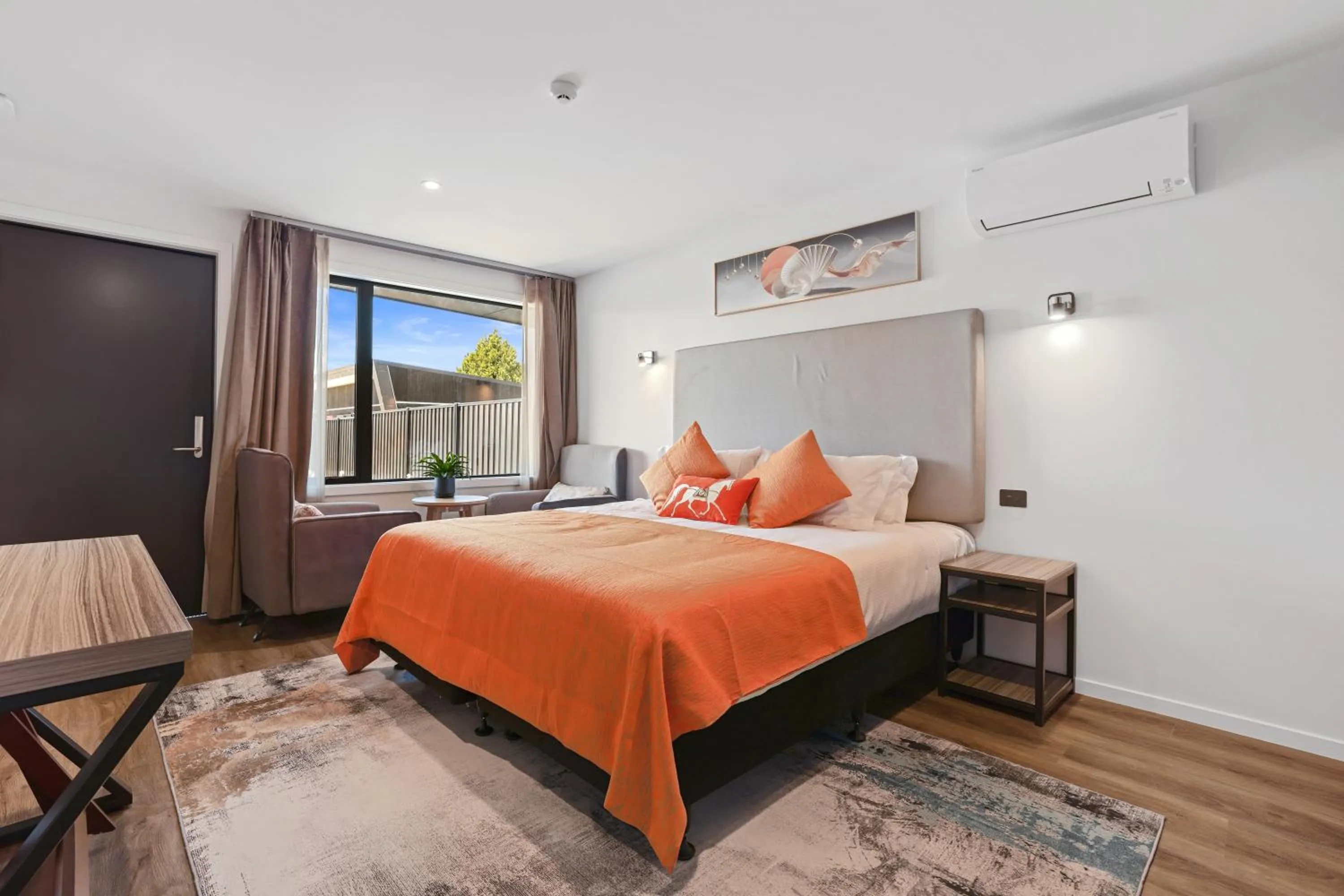 Bedroom, Bed in Golden Hotel