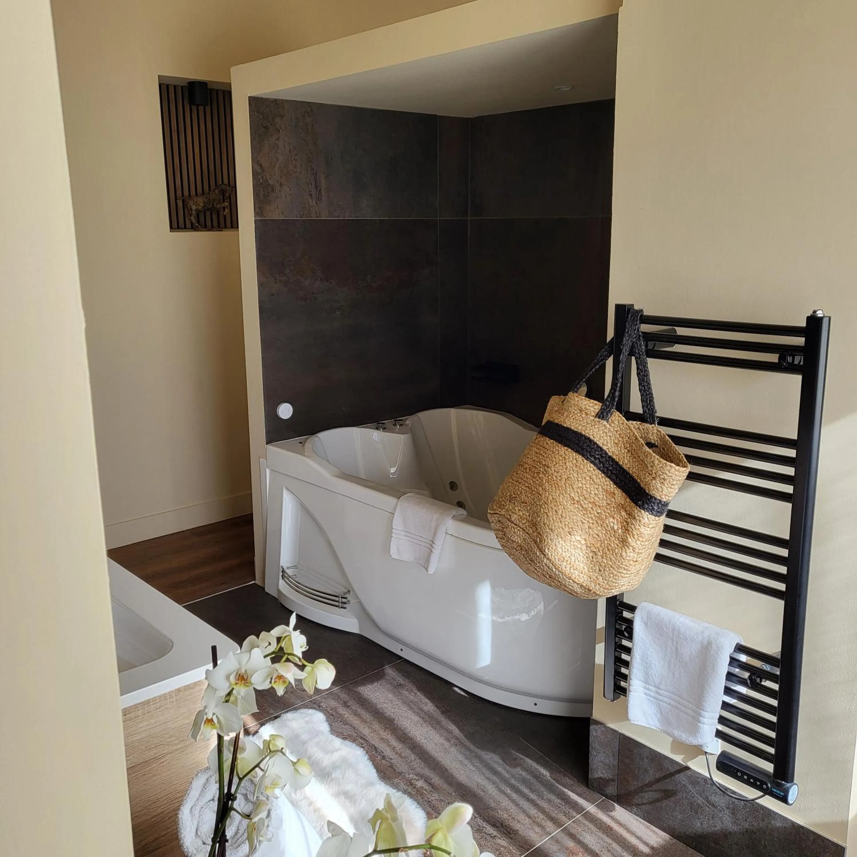 Bathroom, Bed in Hotel Bastide & SPA - Villa de Lourmarin