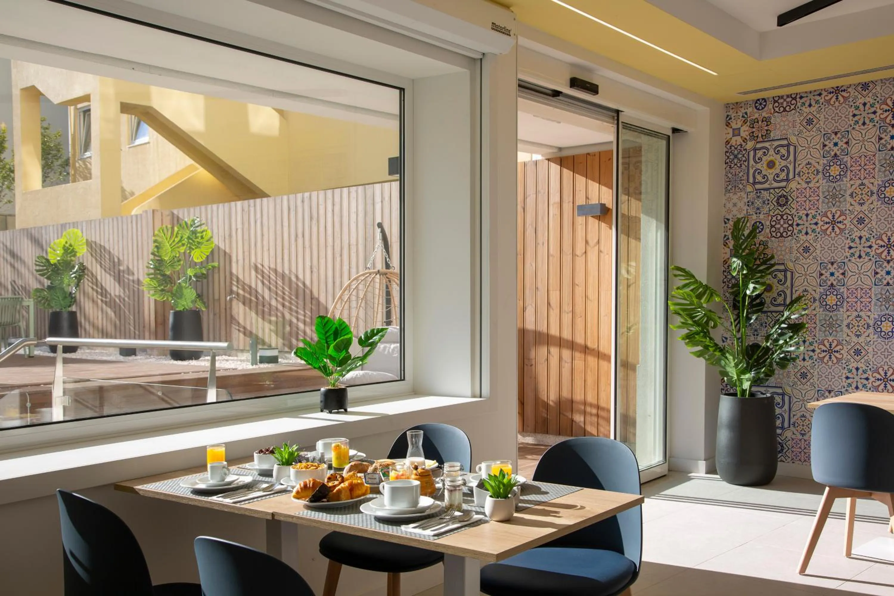 Buffet breakfast in Casual Raízes Porto