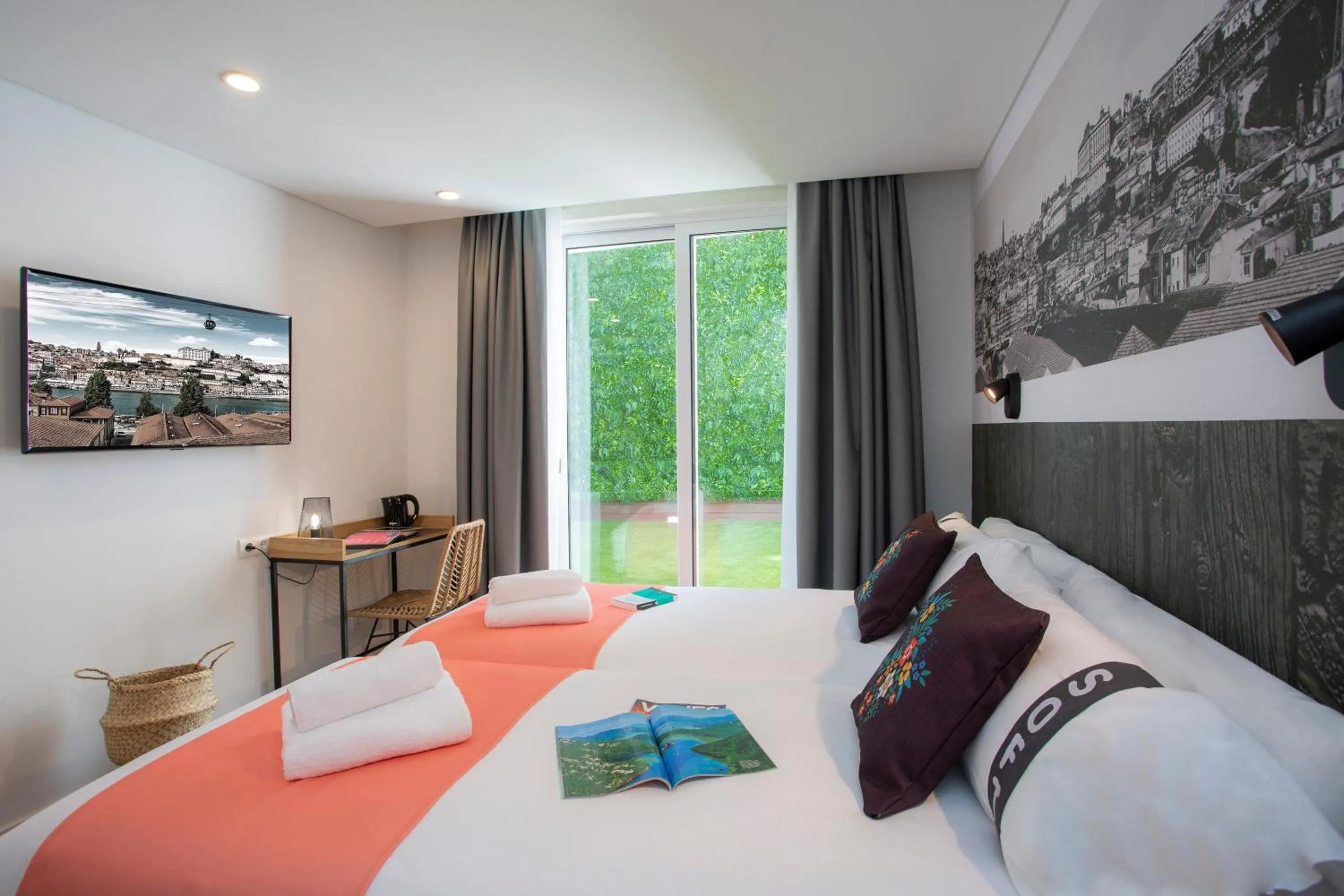 Photo of the whole room, Bed in Casual Raízes Porto