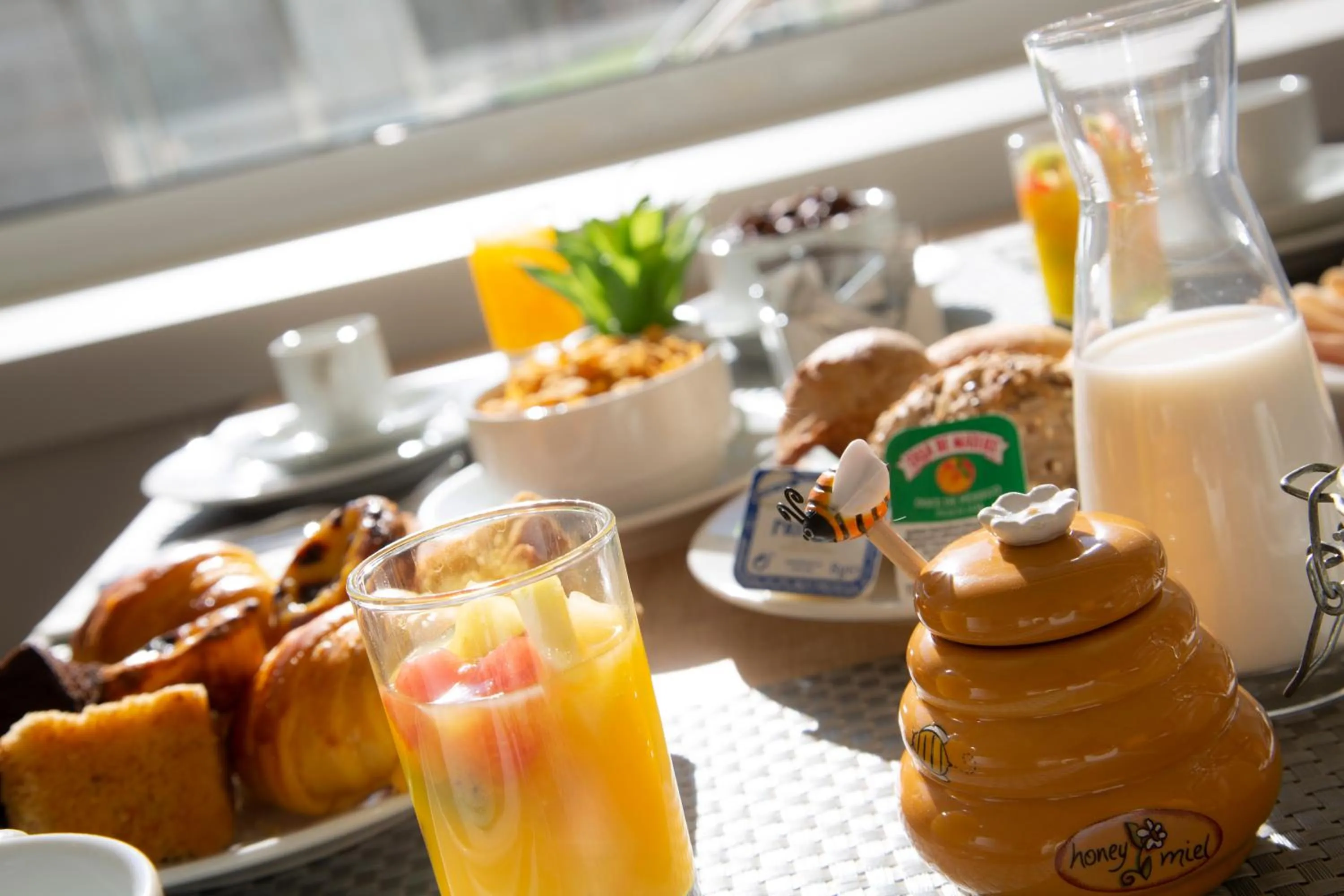 Buffet breakfast in Casual Raízes Porto