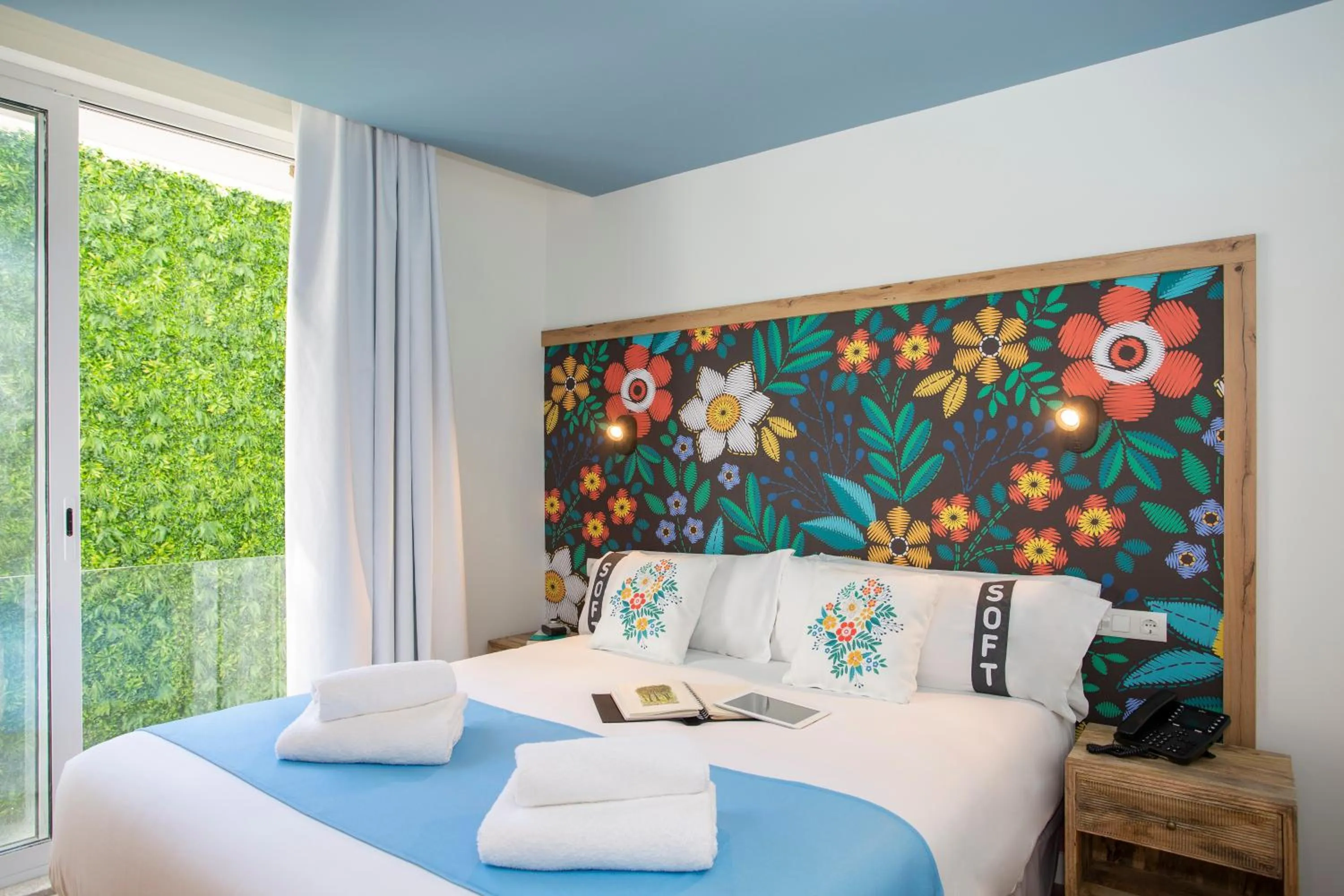 Photo of the whole room, Bed in Casual Raízes Porto