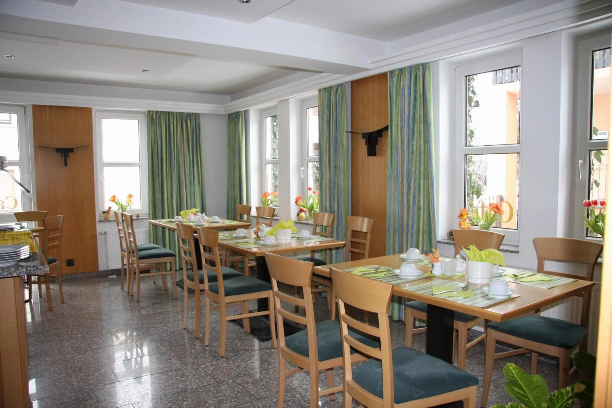 Restaurant/places to eat in Hotel Gasthof Grüner Wald