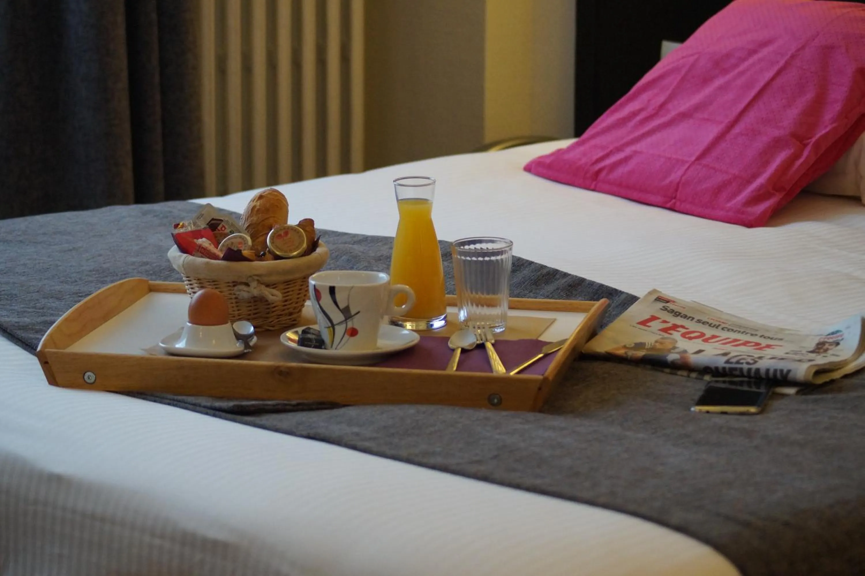 Bedroom, Bed in Hôtel Des Quatrans