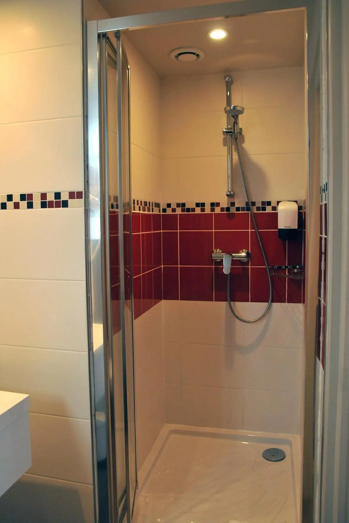 Shower in Hôtel Des Quatrans