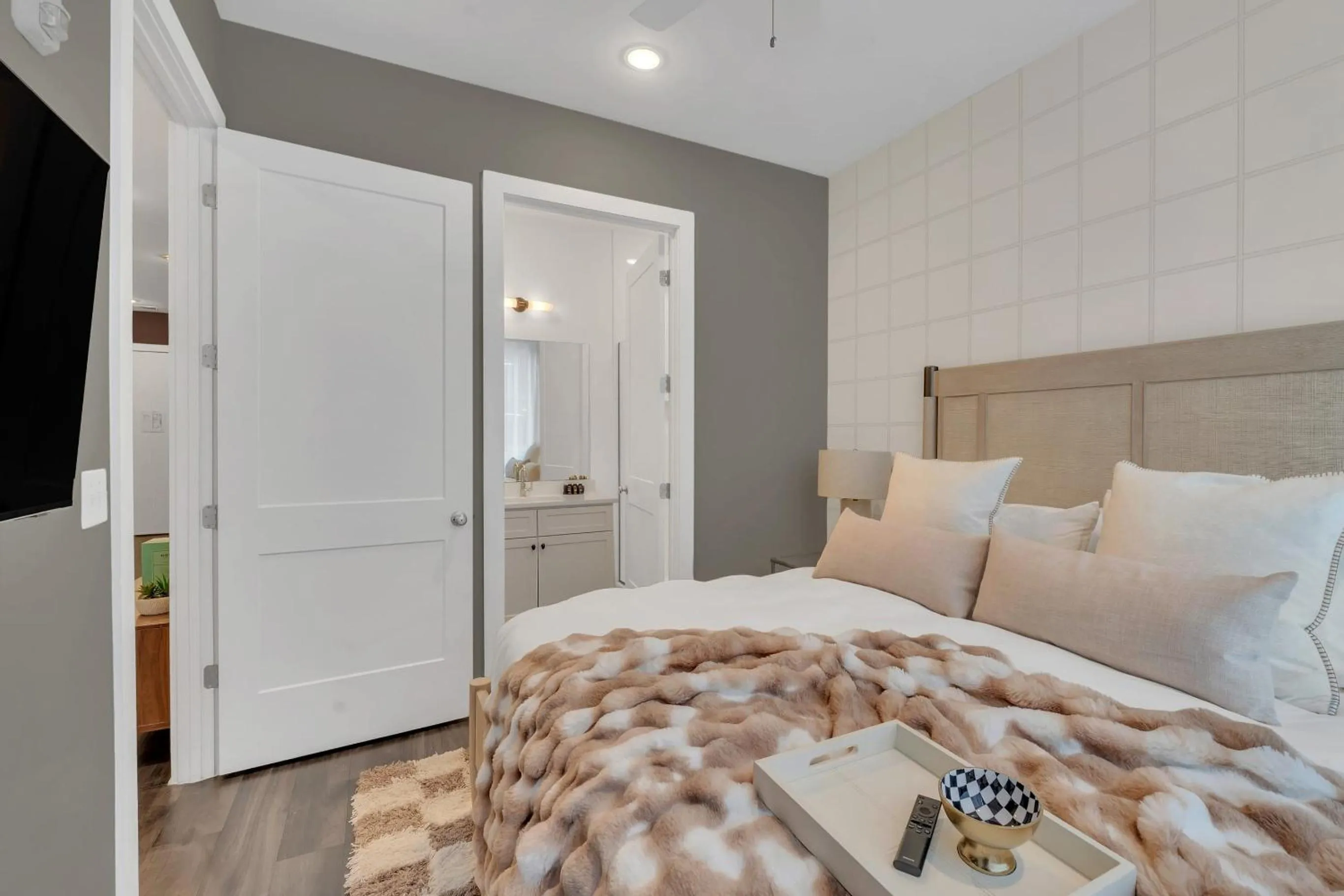 Other, Bed in The Grove 4 by AvantStay Ideal Music Location