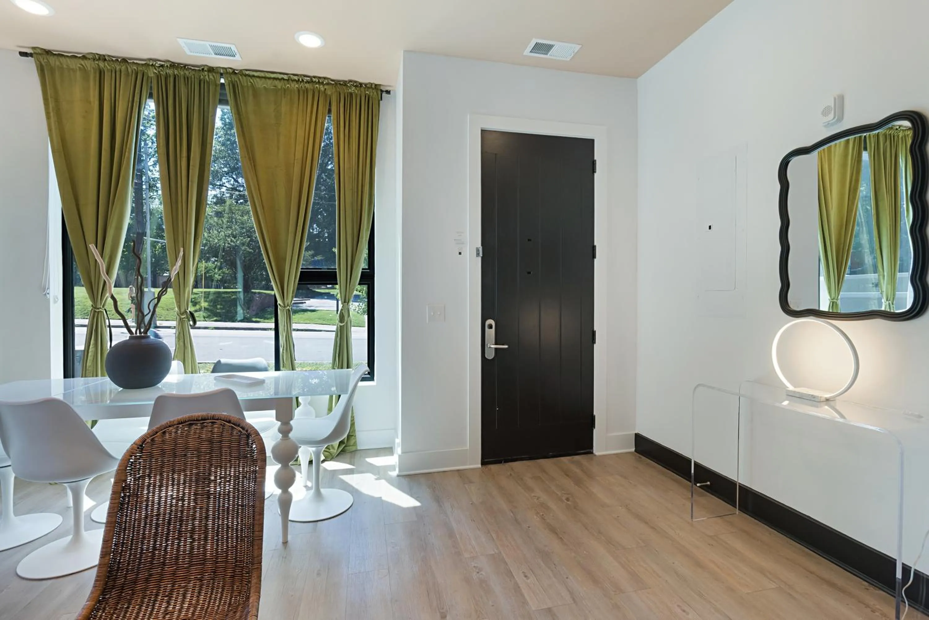 Dining area in Sonder The High Note