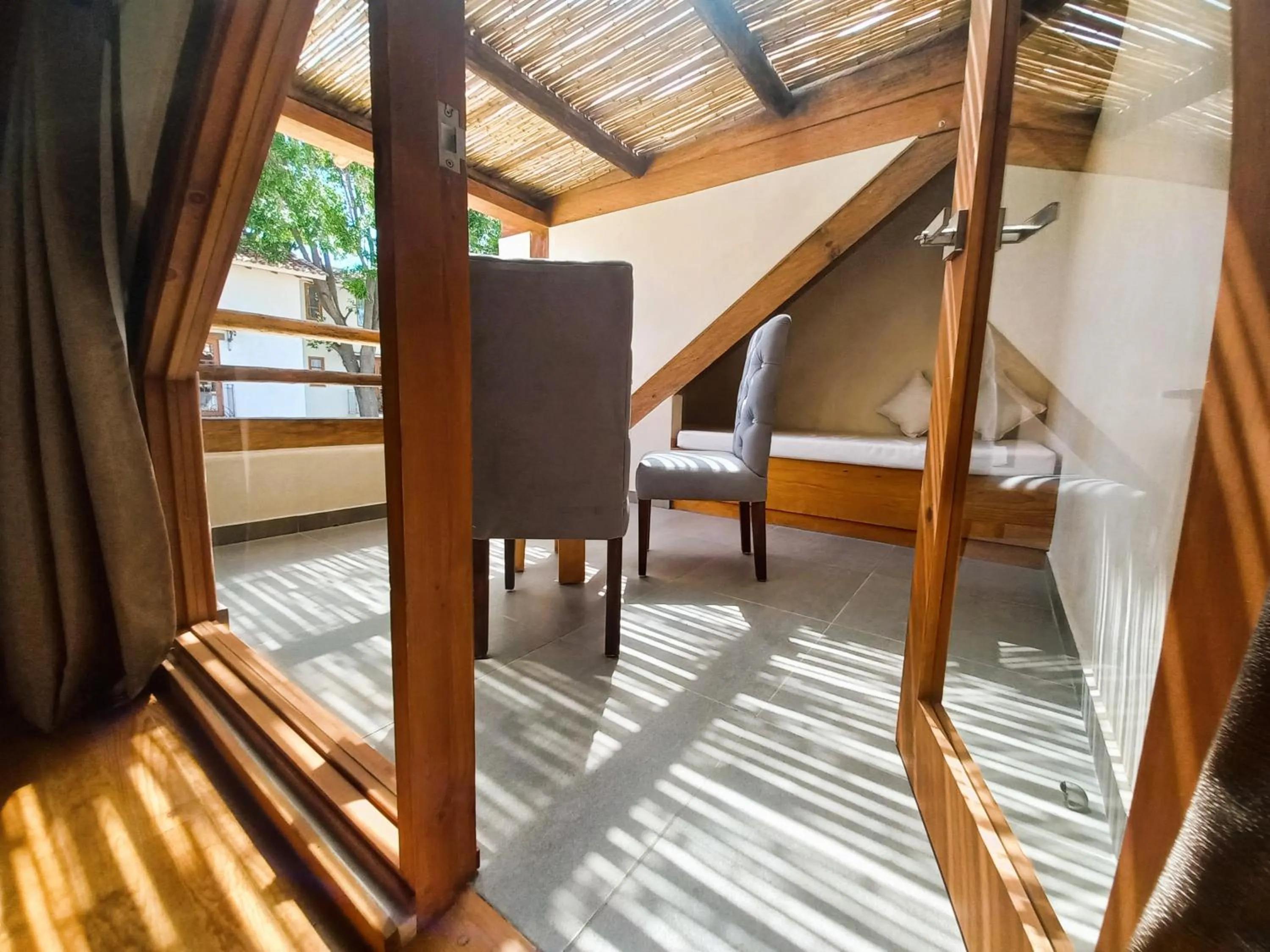 Balcony/Terrace, Bed in Hotel Junvay