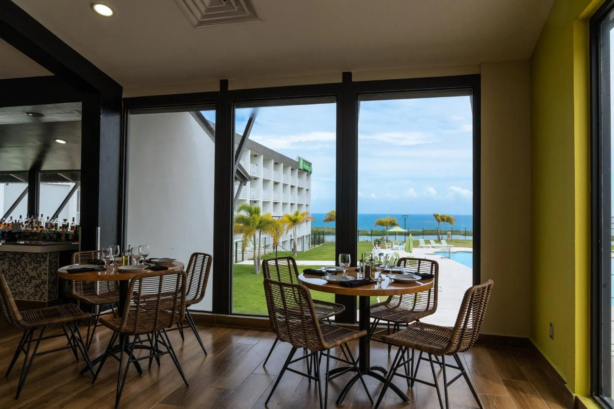 Lounge or bar in Holiday Inn Ponce & El Tropical Casino by IHG