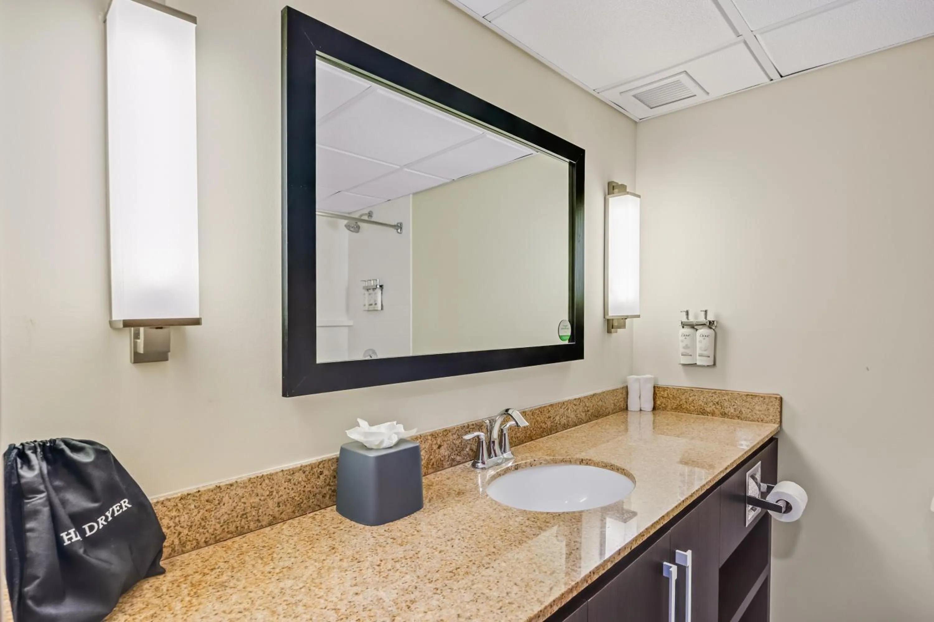 Bathroom in Holiday Inn Ponce & El Tropical Casino by IHG