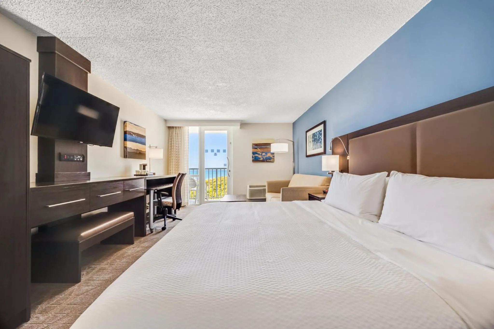 Photo of the whole room, Bed in Holiday Inn Ponce & El Tropical Casino by IHG