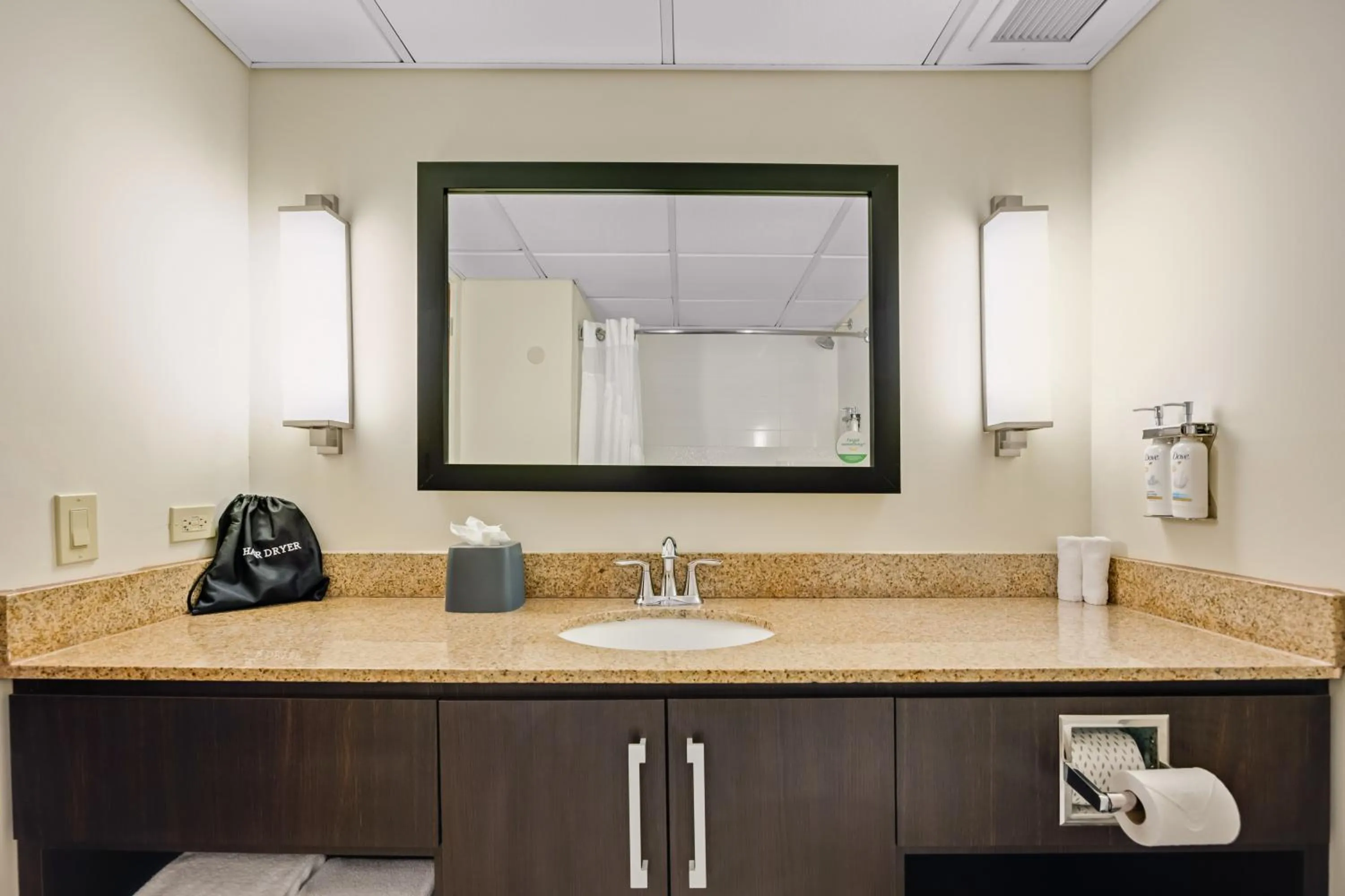 Bathroom in Holiday Inn Ponce & El Tropical Casino by IHG