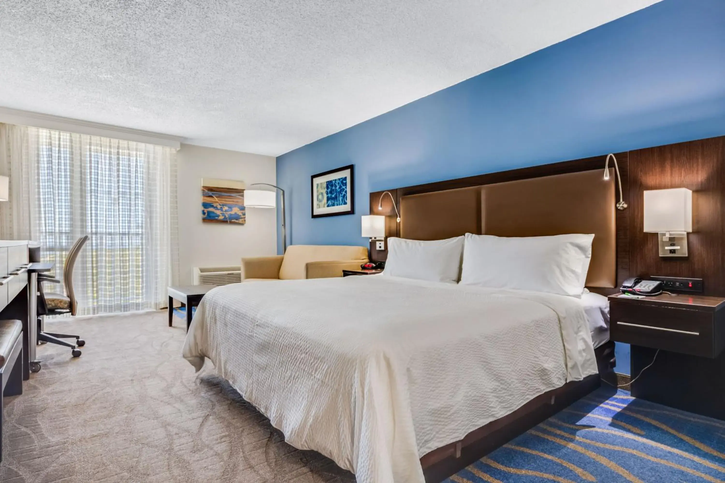 Standard King Room with Pool View in Holiday Inn Ponce & El Tropical Casino by IHG Standard King Room with Pool View in Holiday Inn Ponce & El Tropical Casino by IHG