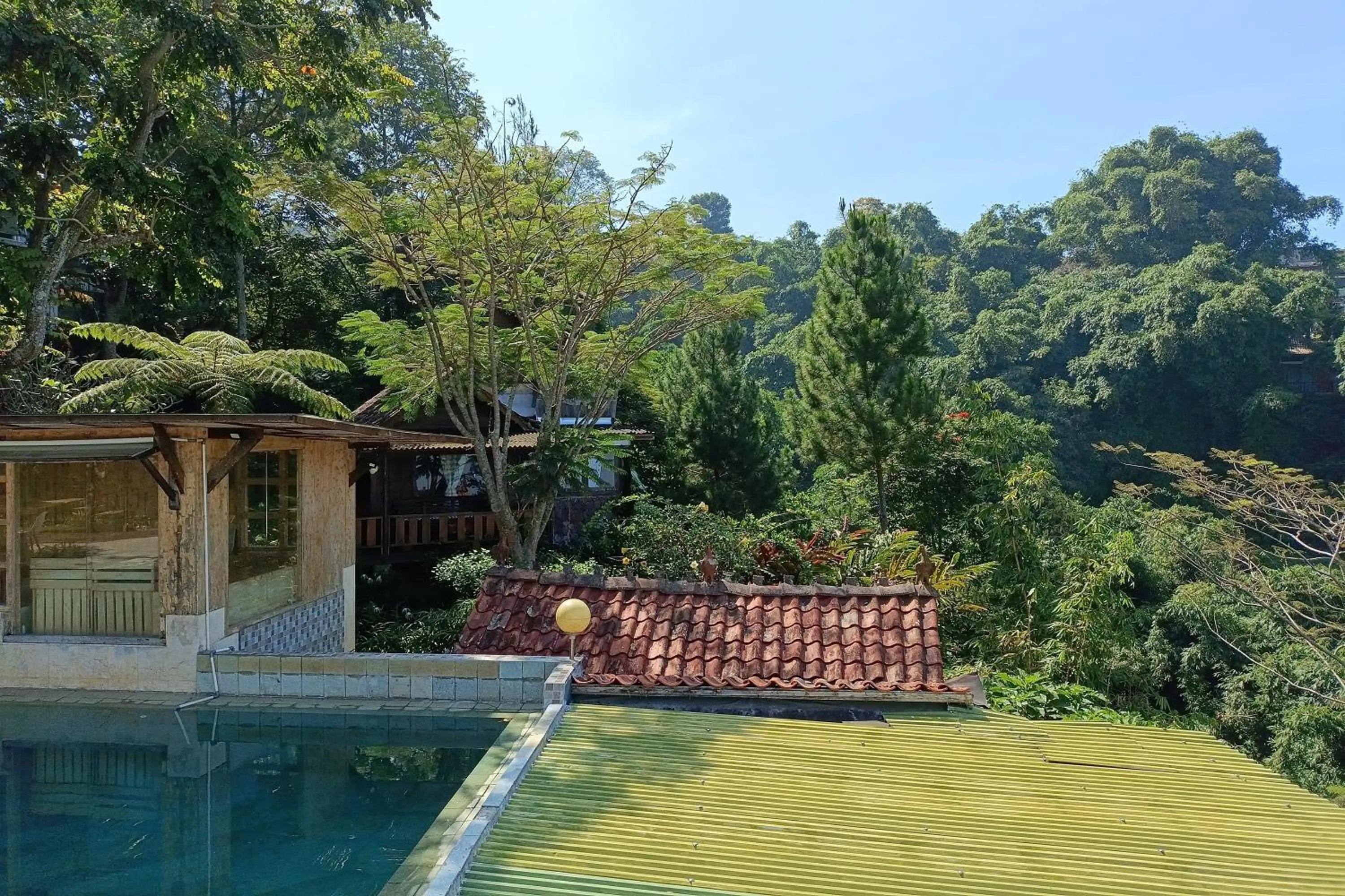 Swimming pool in Mendulang by Belza