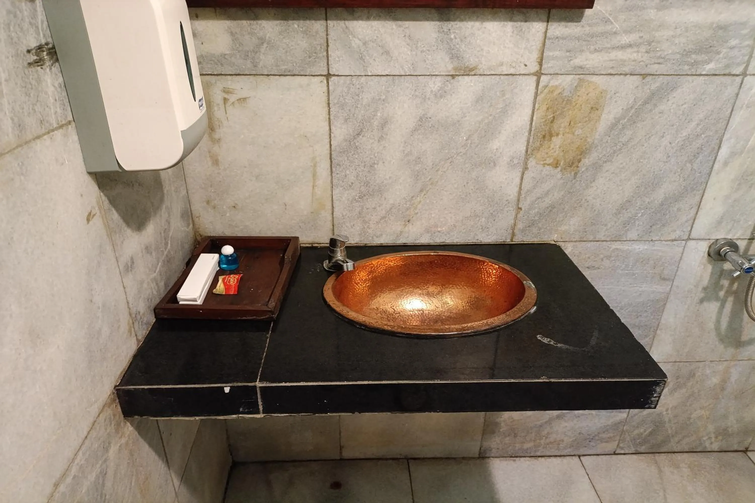 Bathroom in Mendulang by Belza