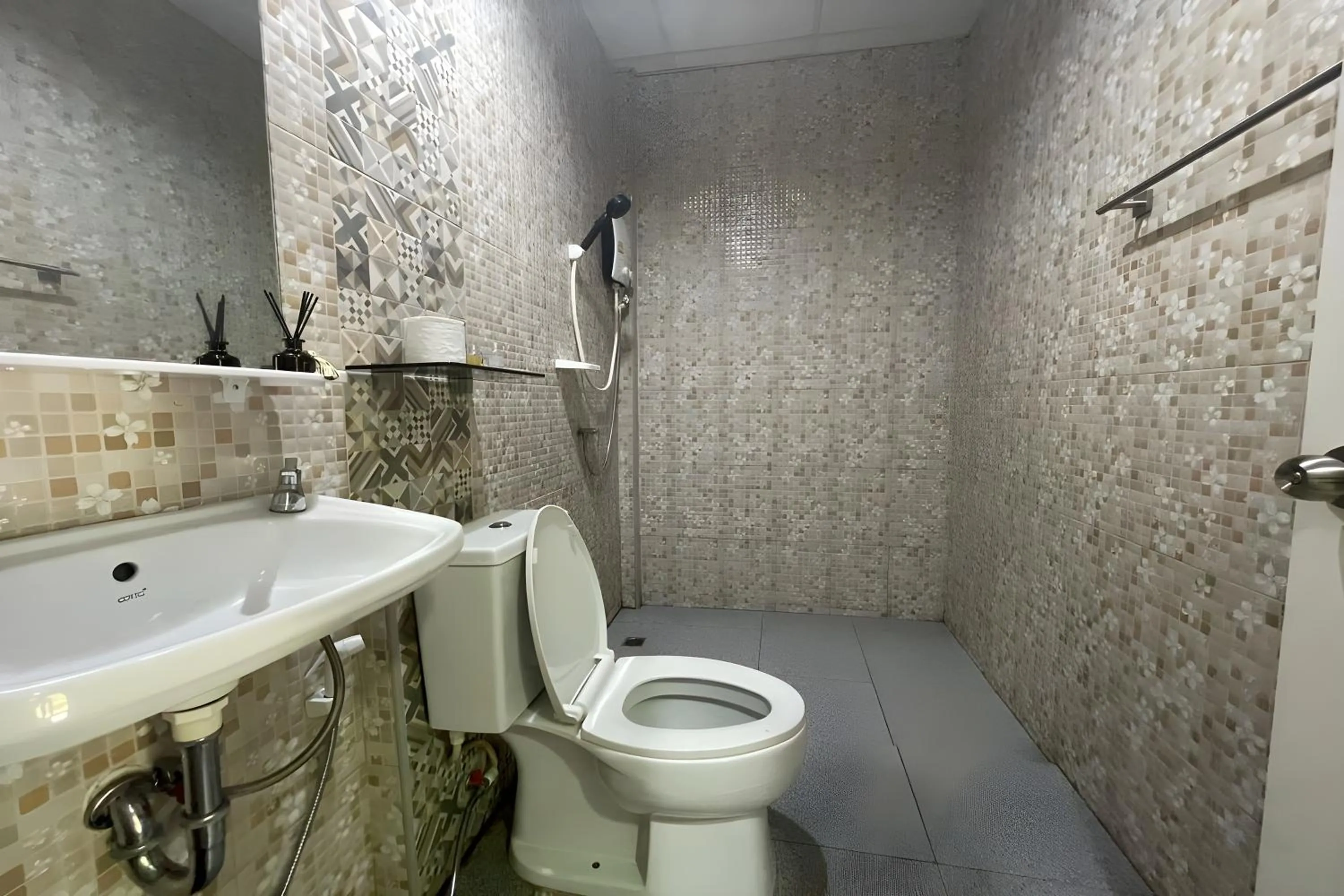 Shower in Davy Cottage Phuket