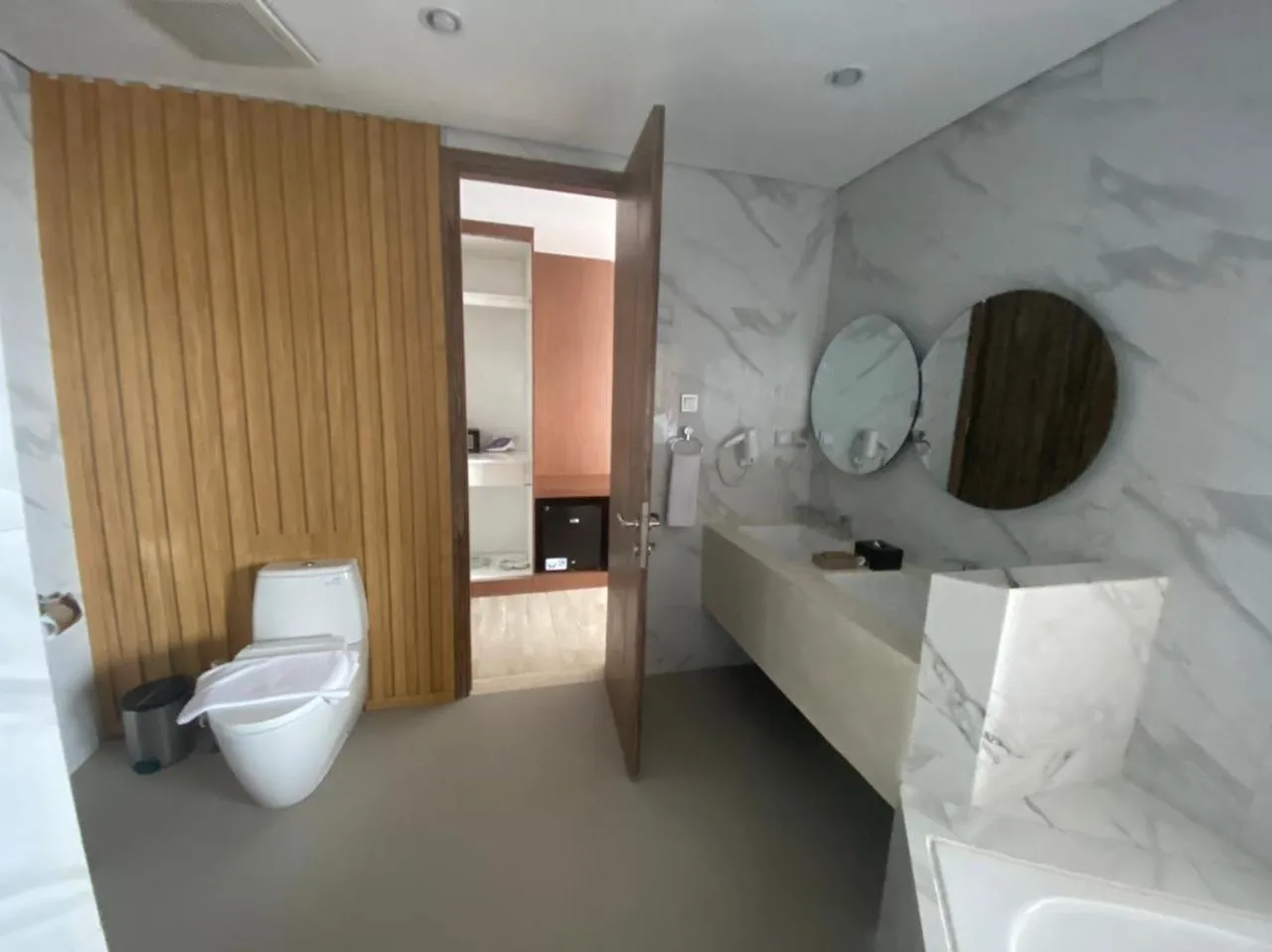 Shower in Raja Hotel Kuta Mandalika Resort & Convention