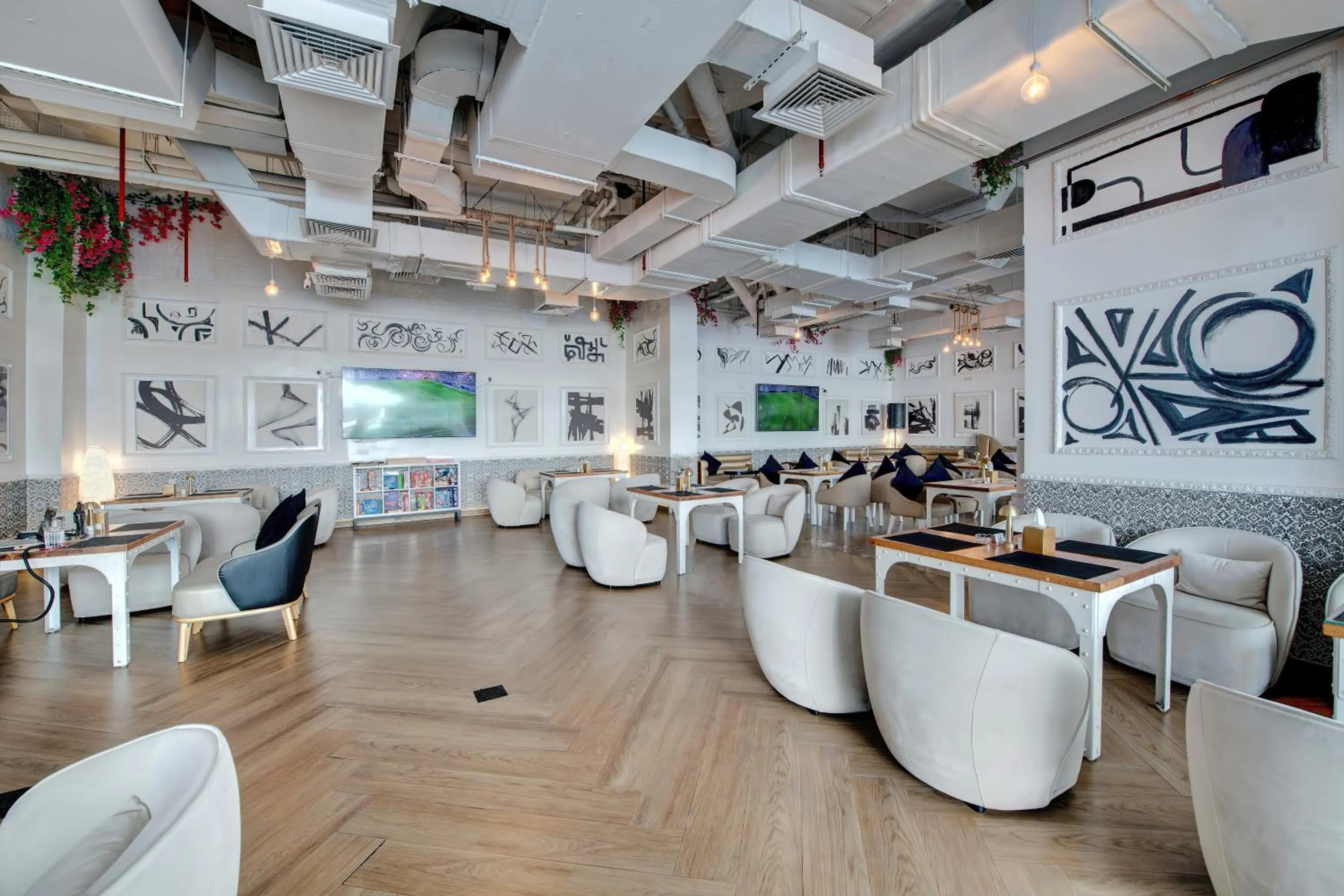 Restaurant/places to eat in Royal Regency Suites Marina