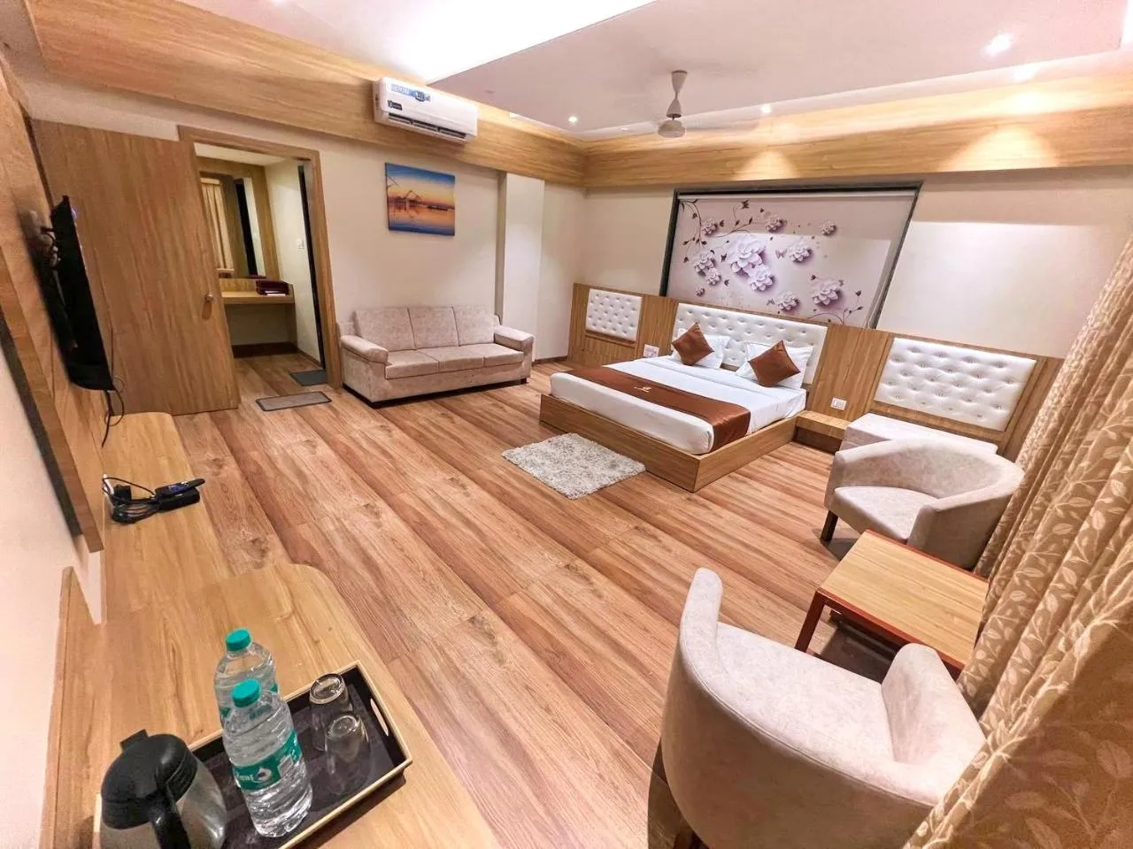 Photo of the whole room, Bed in Hotel 9 Coin